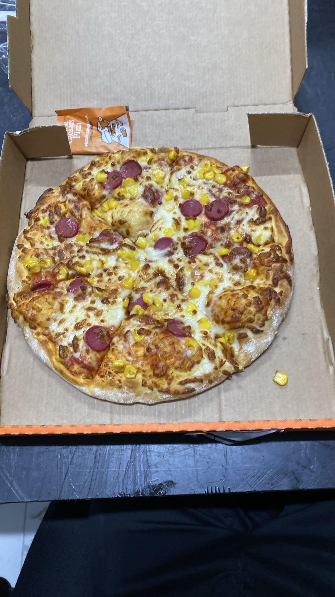 Sucuklu mısır pizza