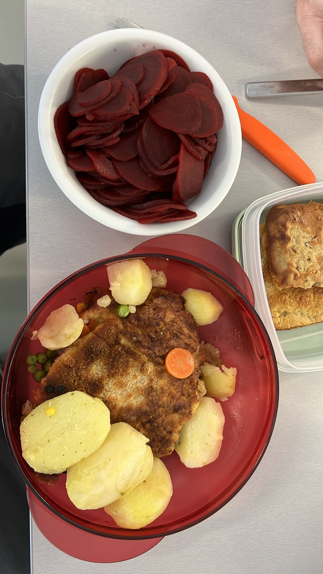 Kotlet z ziemniakami i burakami