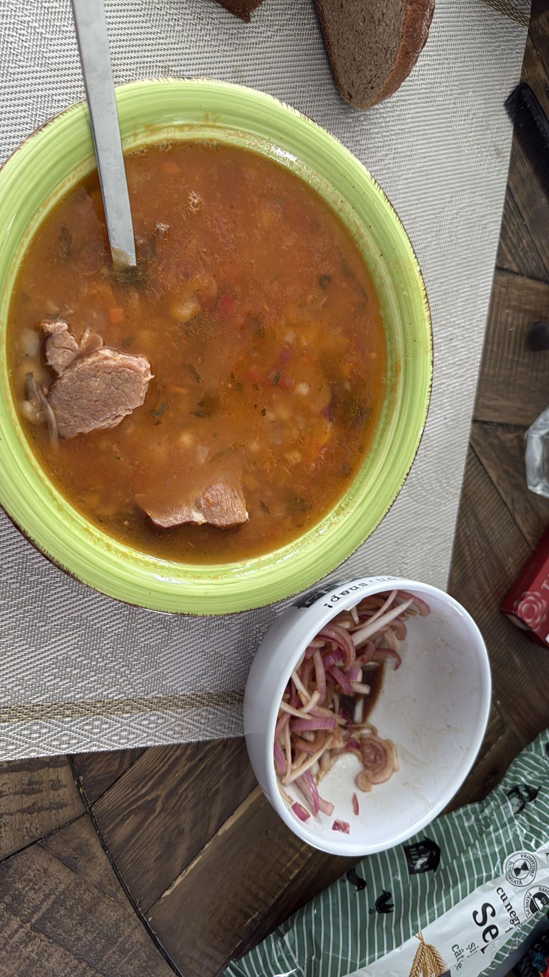 Ciorbă de fasole cu ciolan și salată de ceapă roșie