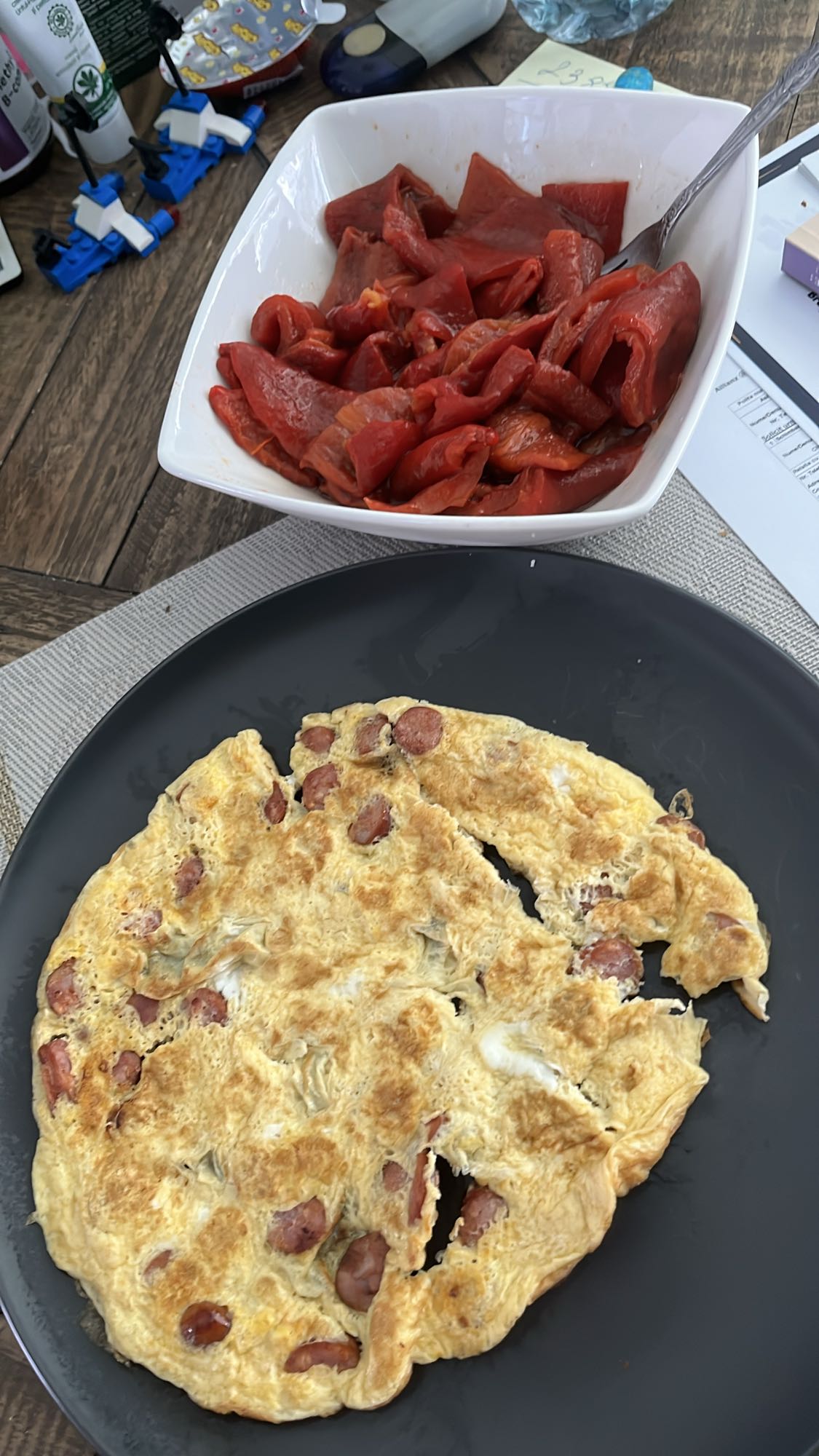 Omletă cu cârnați și ardei