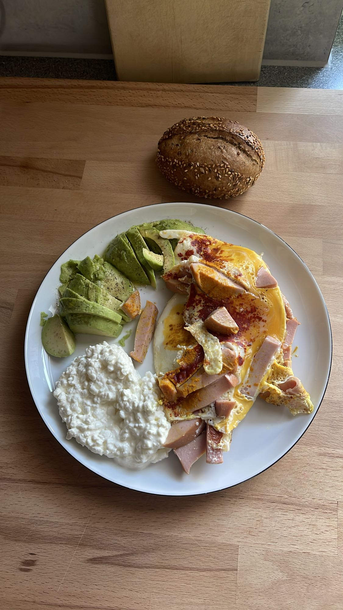 Omelet mit Avocado und Brötchen