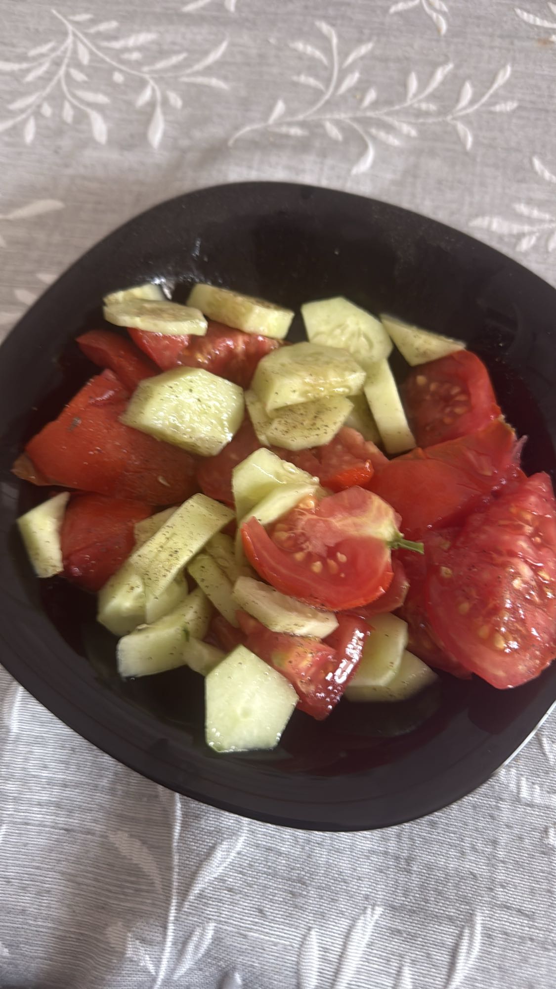 Salată de roșii și castraveți