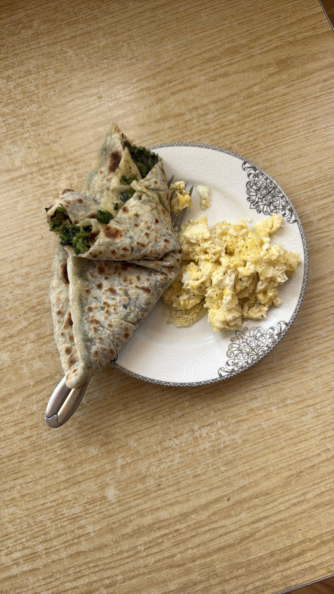 яичница и лепешка с зеленью