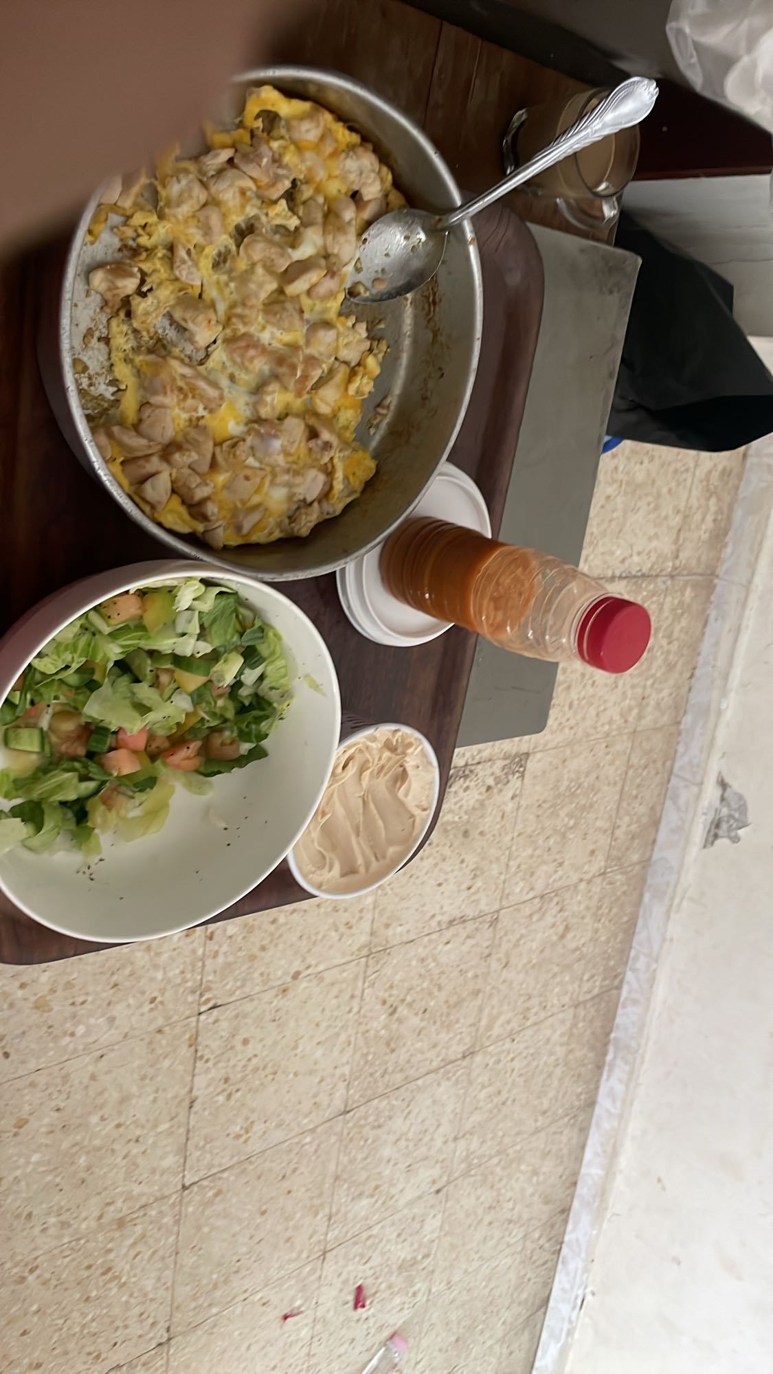 دجاج مع بيض وسلطة