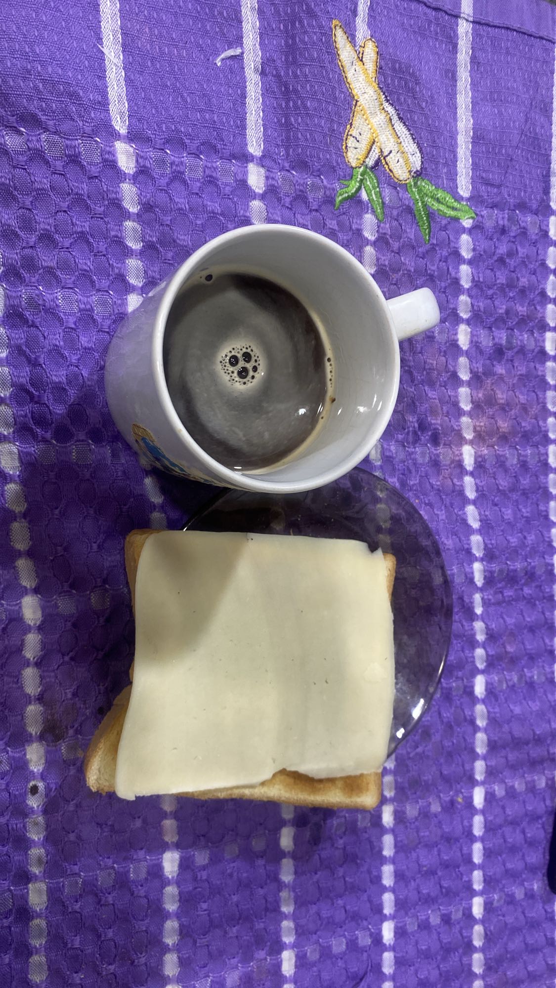 Café y pan con queso