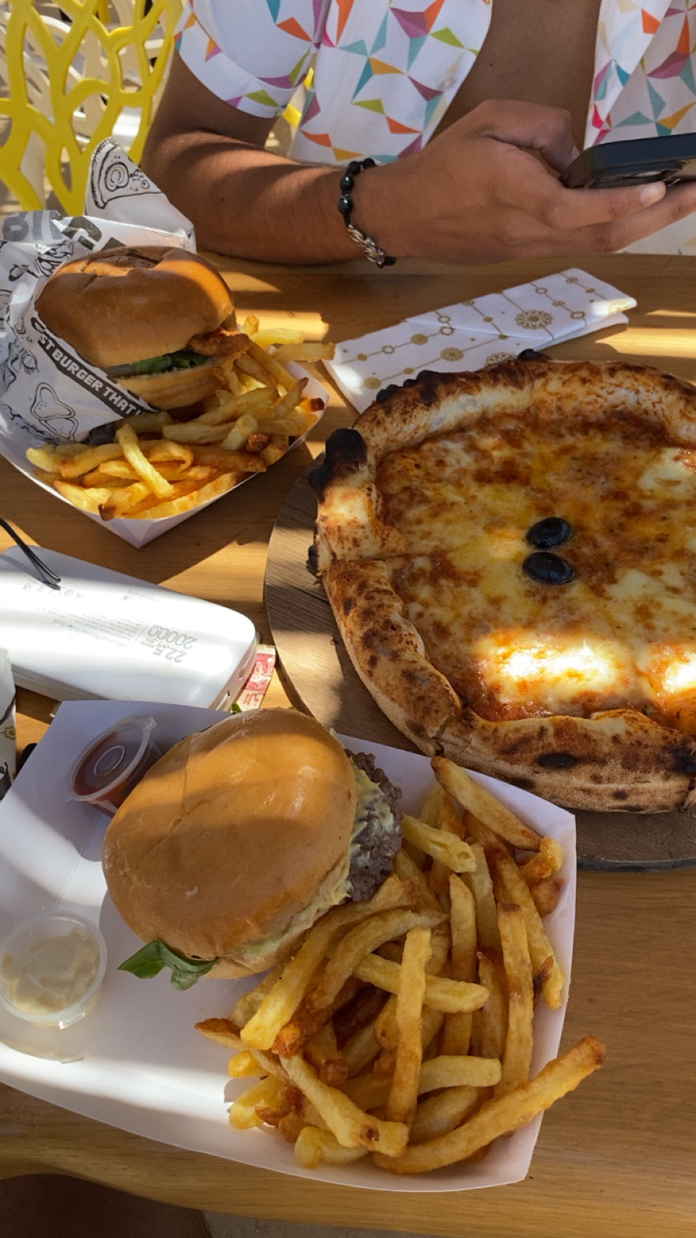 Pizza et burgers frites