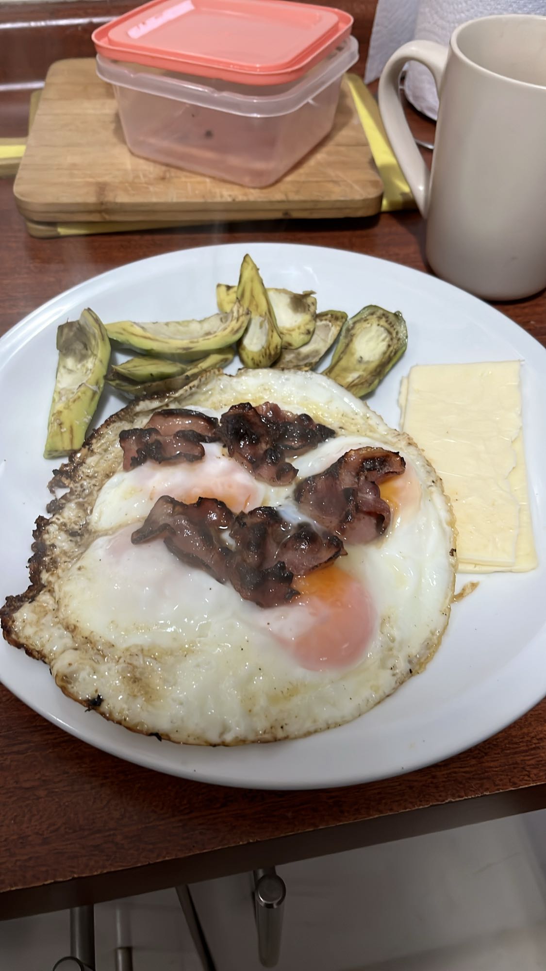 Huevos con tocino y queso