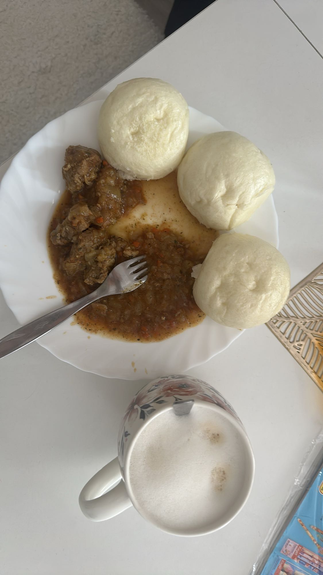 bułki z gulaszem i mlekiem