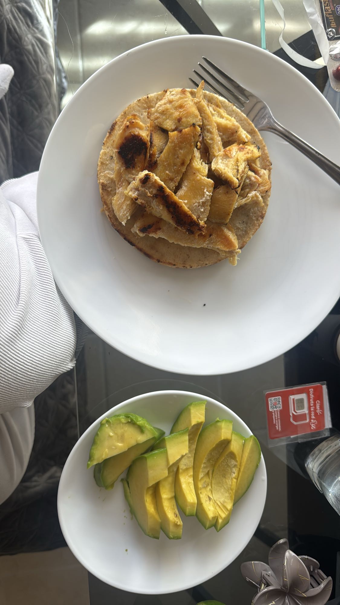 Tostada con pollo y aguacate