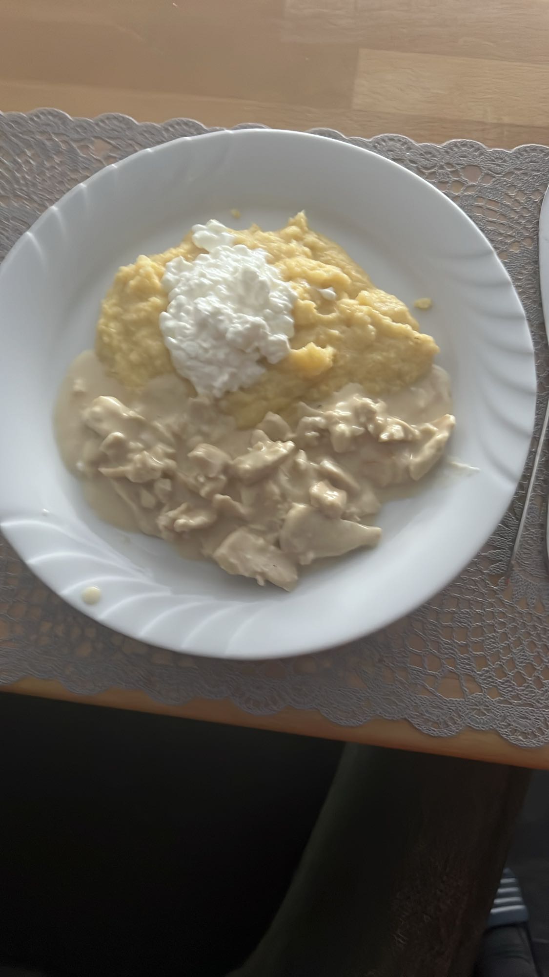 Polenta cu pui și brânză