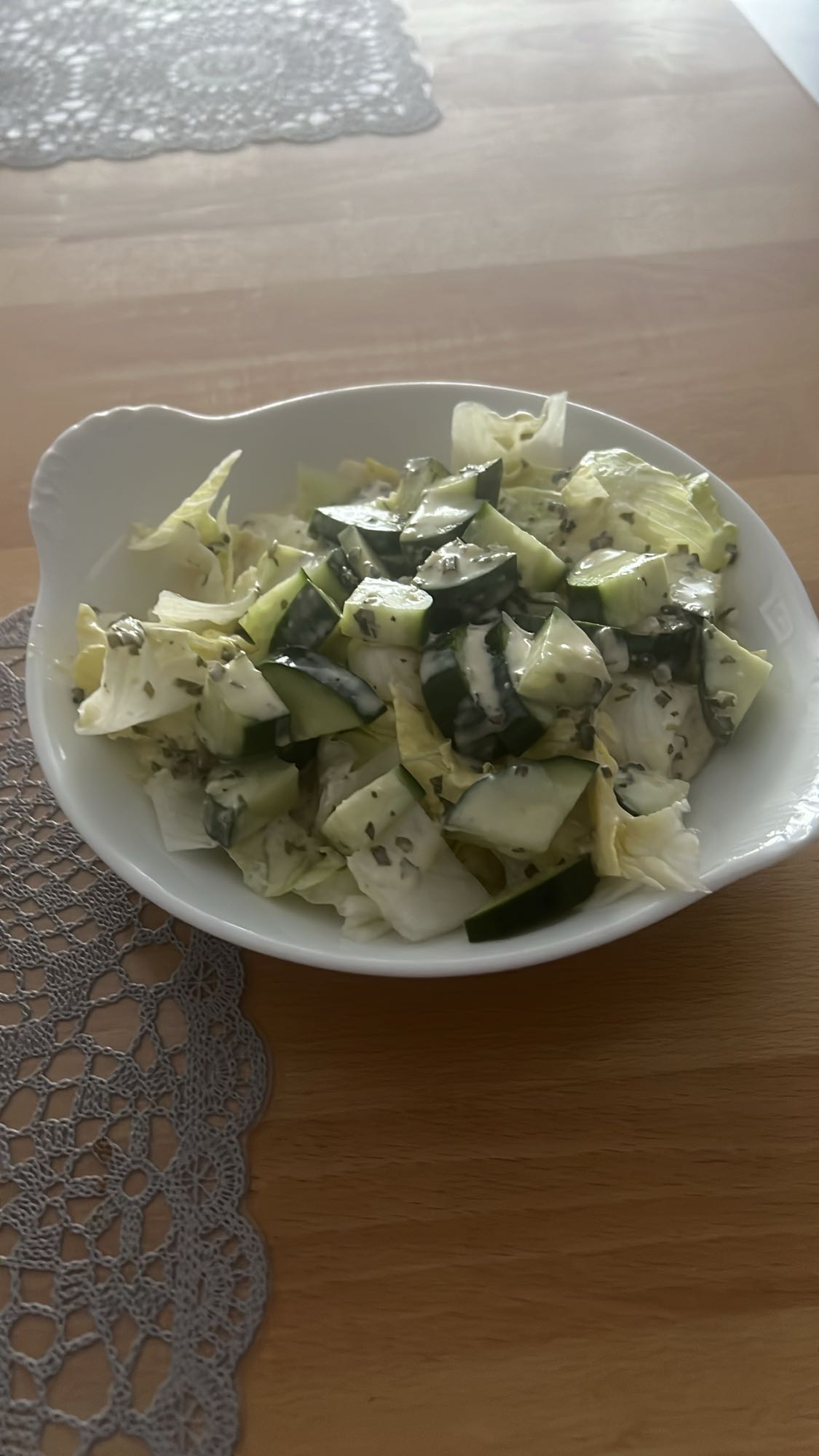 Salat mit Gurke und Dressing