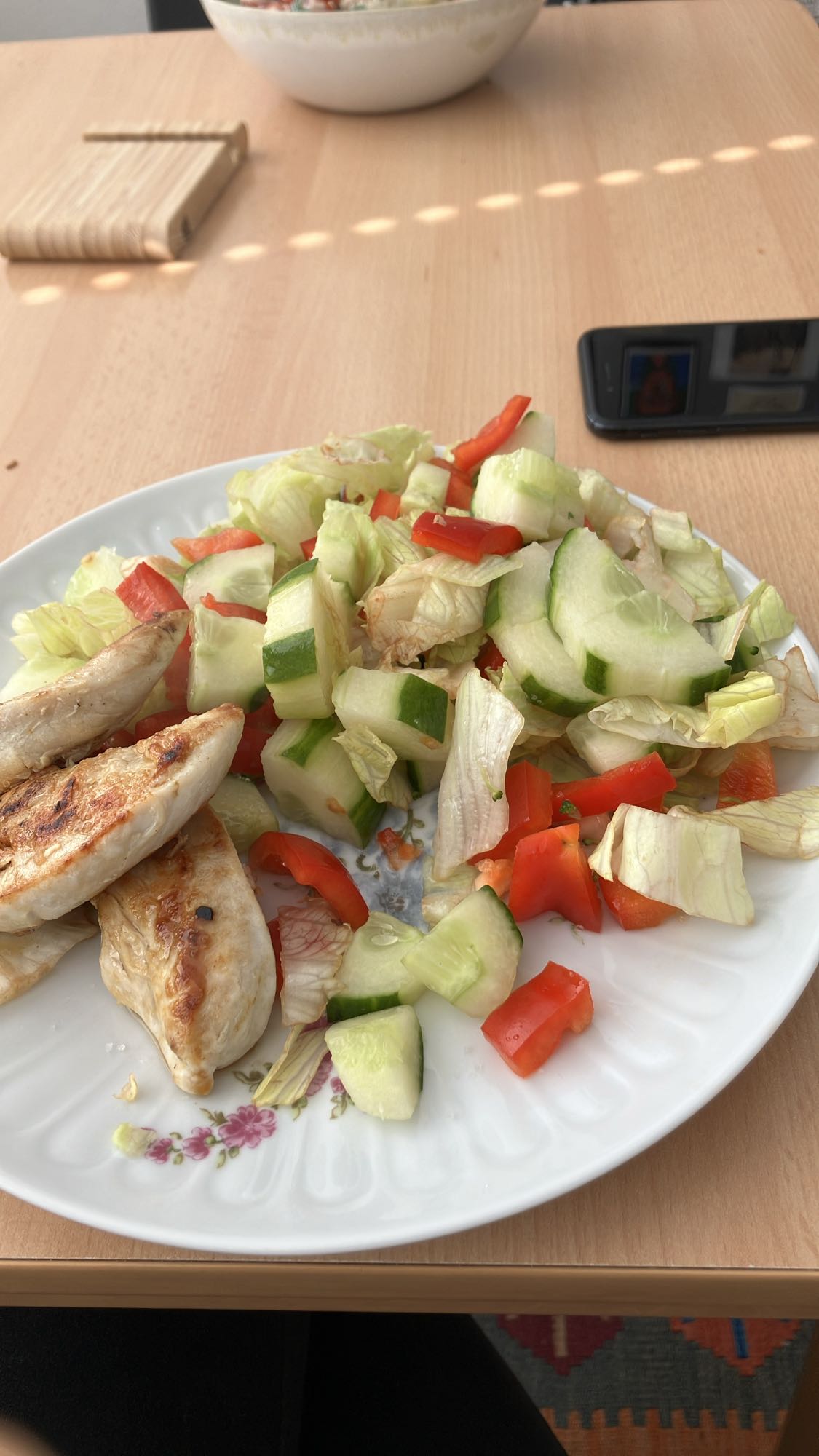 Frango com salada fresca