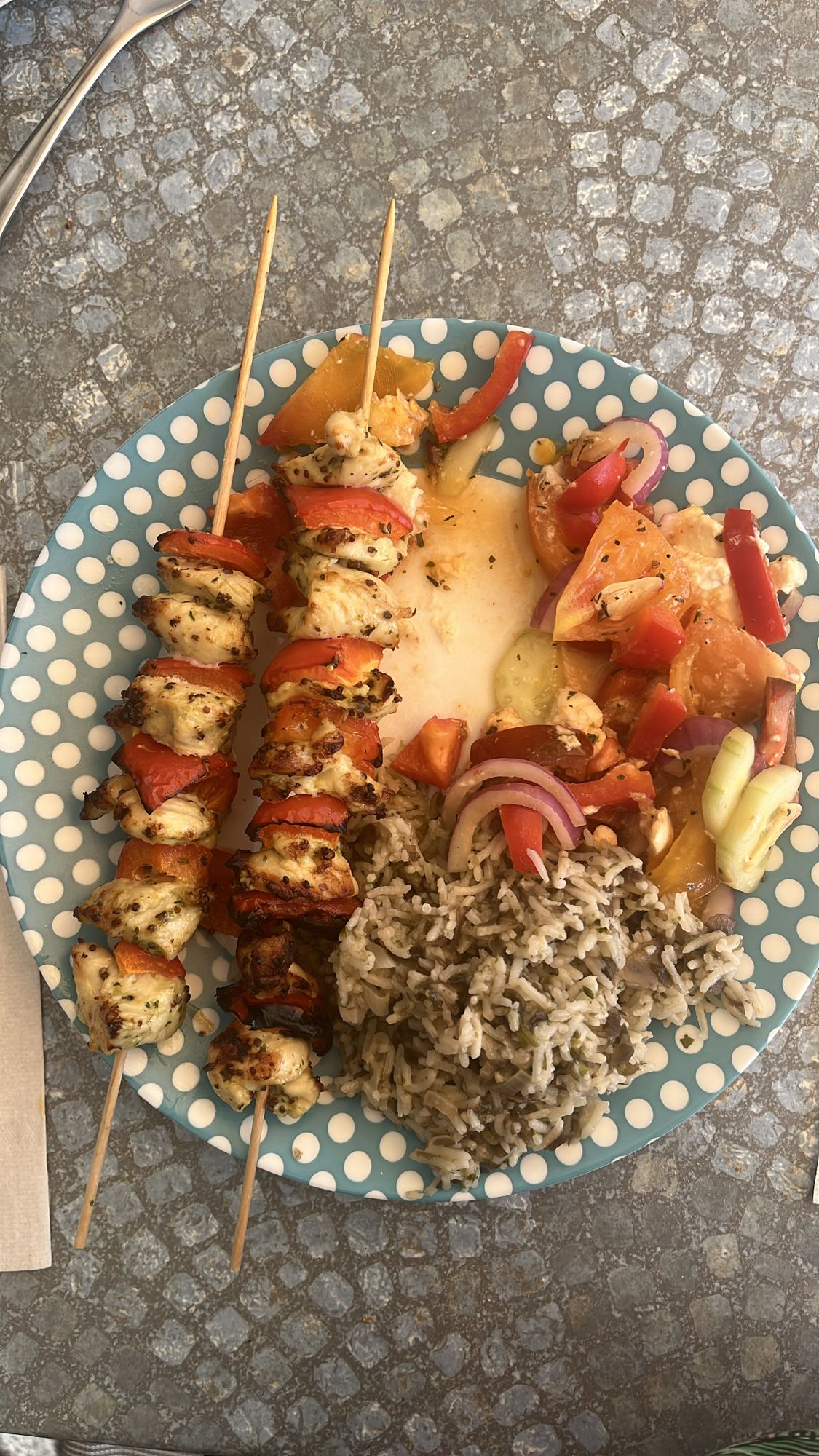 Brochettes et riz aux légumes