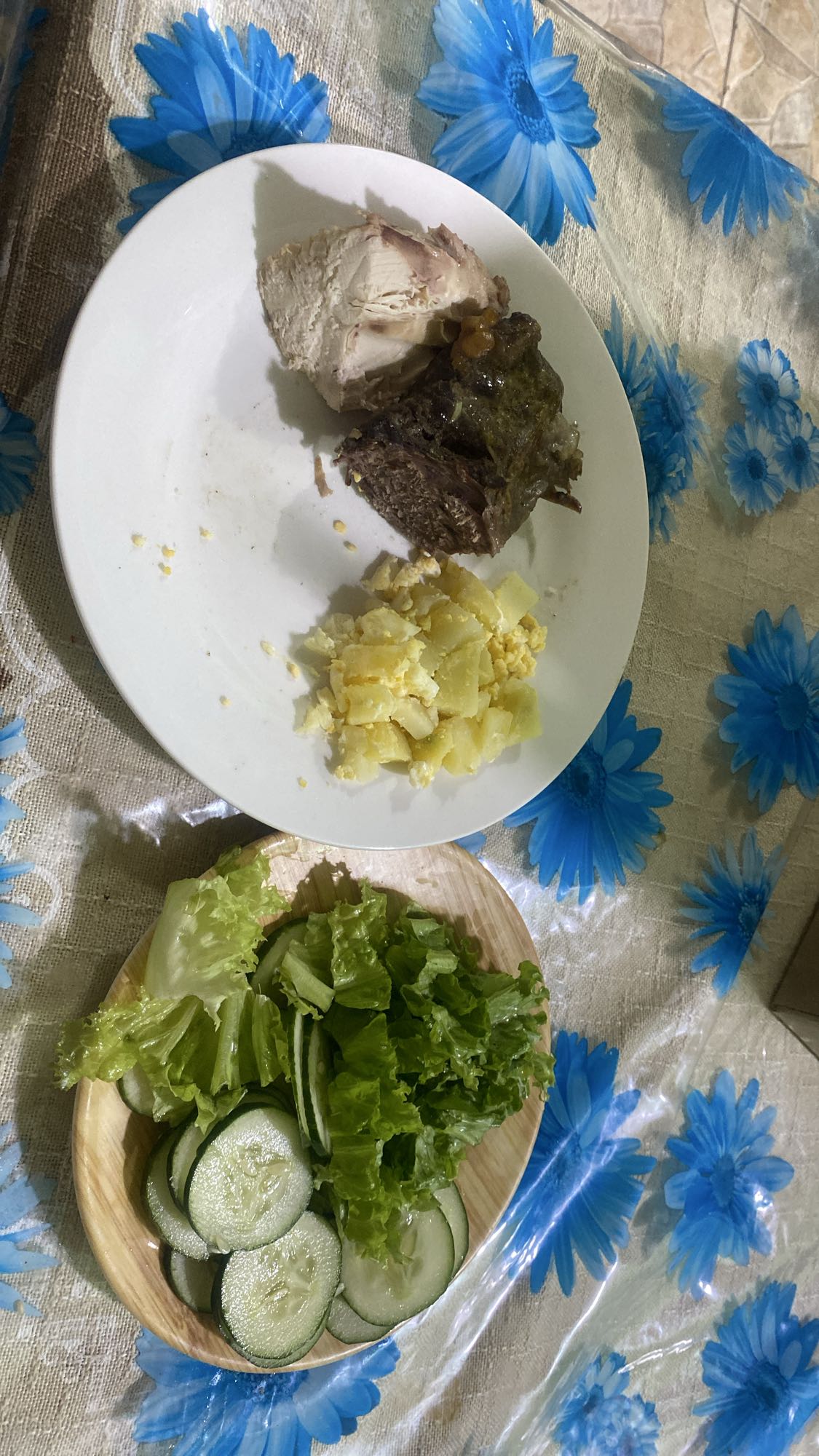 Pollo, res, ensalada y papa