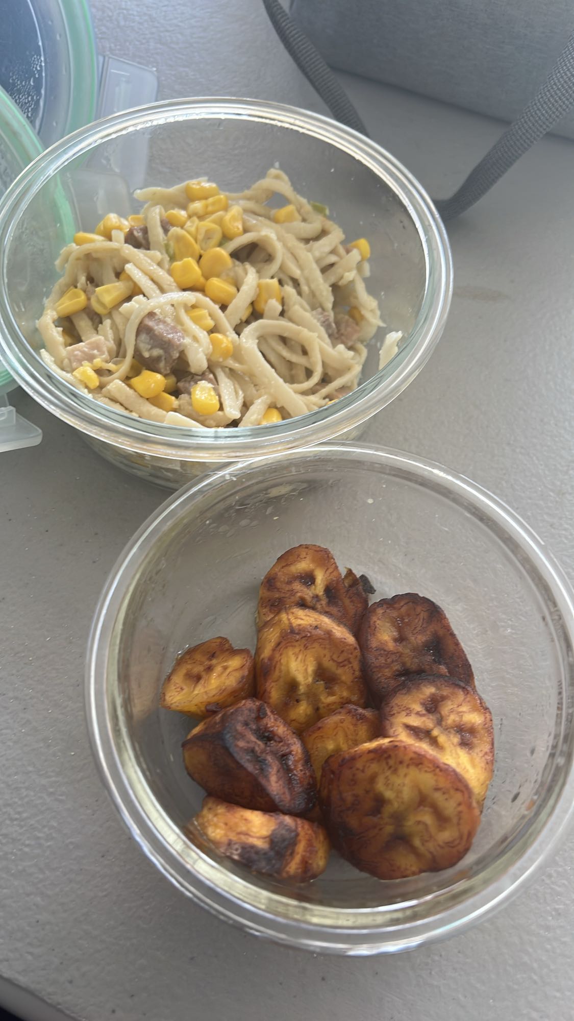 pasta con maíz y plátano frito
