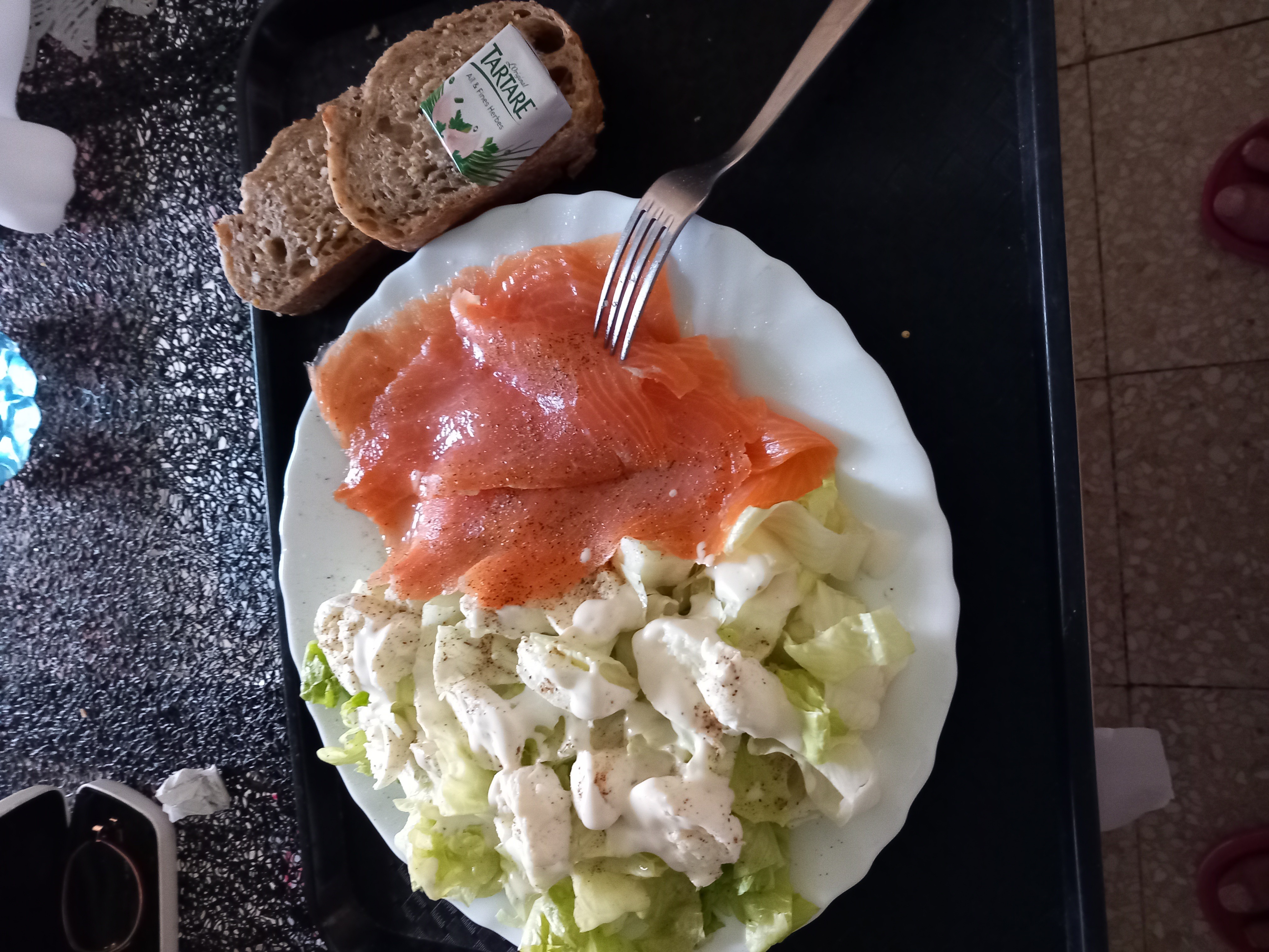 Saumon fumé, salade, pain