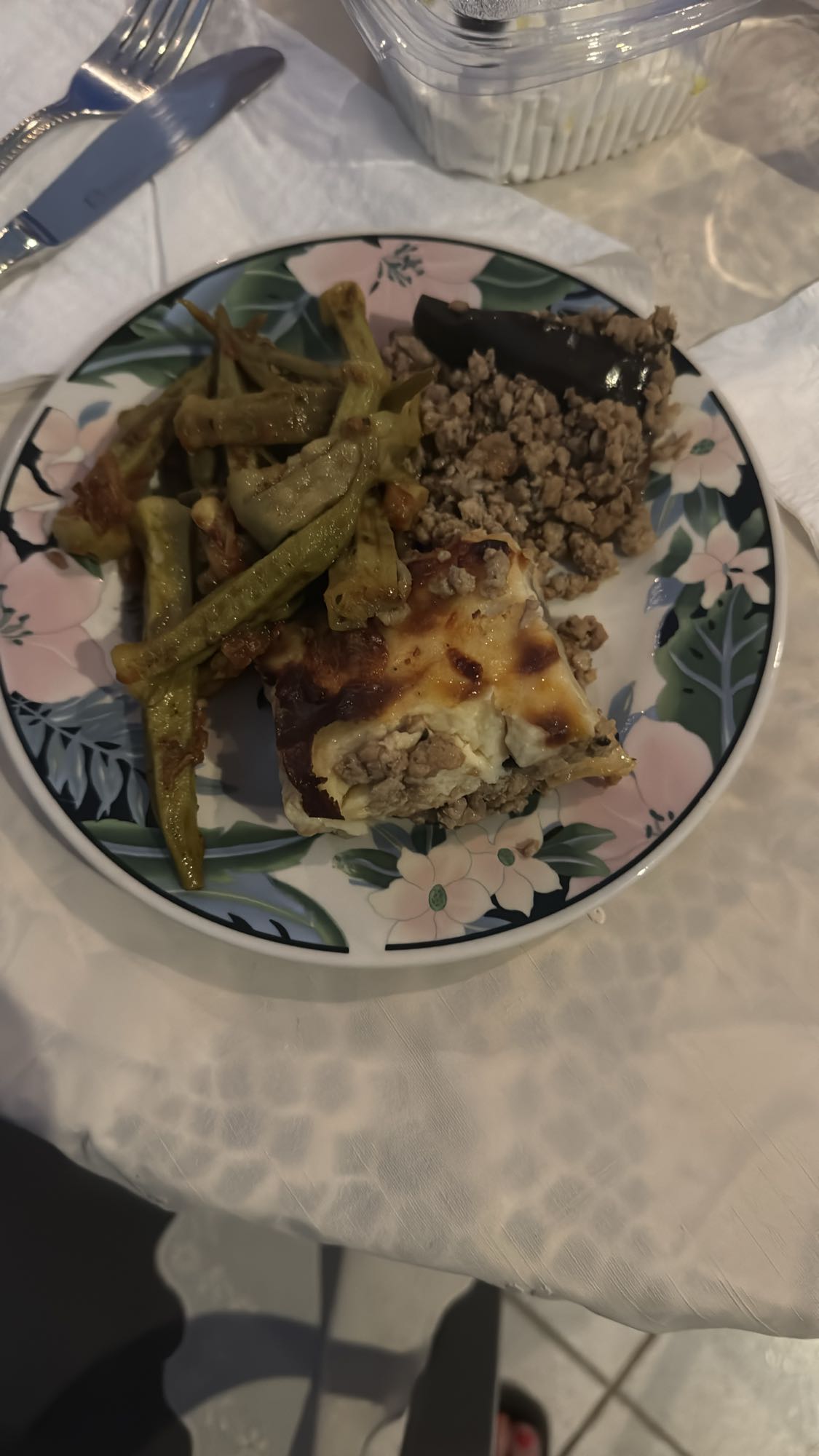 Musakka ve sebzeli tabak