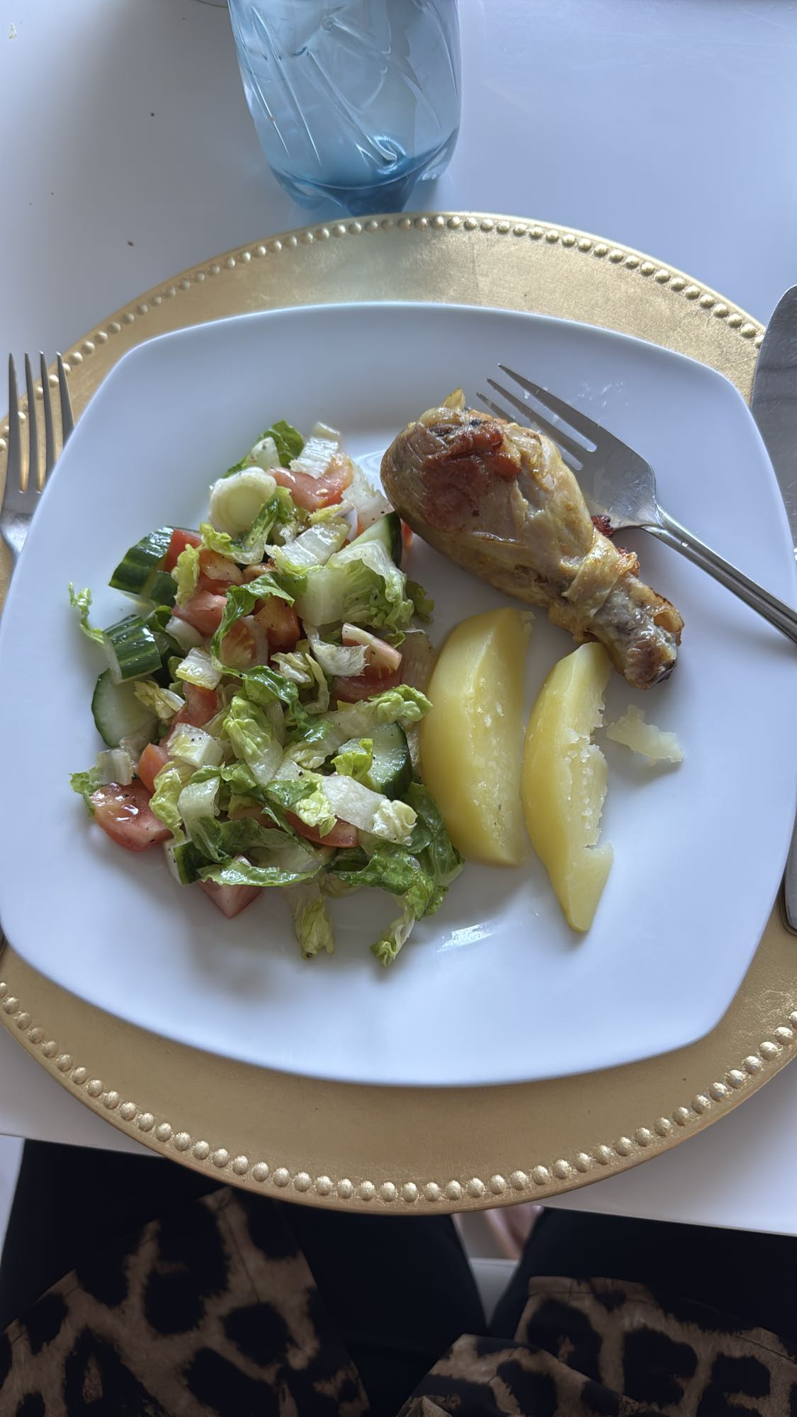 Kip met salade en aardappel