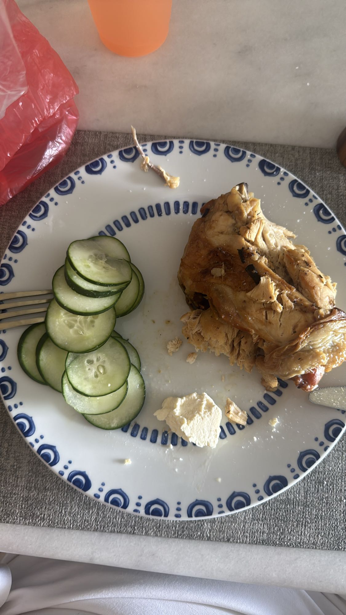 Pollo con pepino y queso