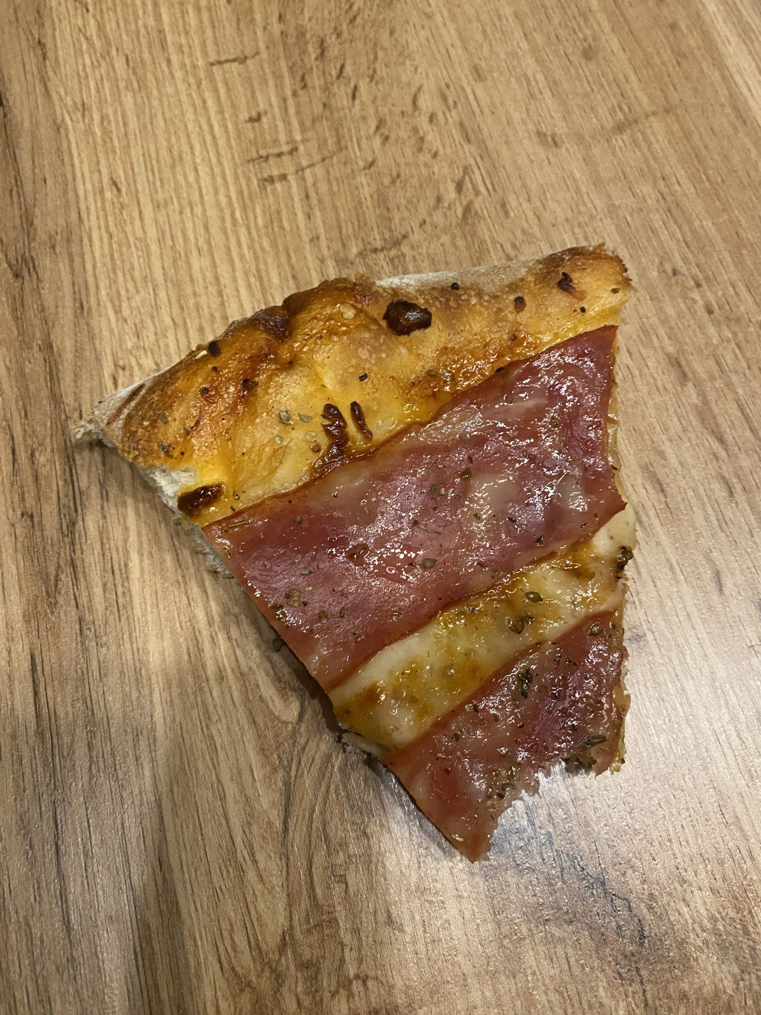 Felie de pizza cu șuncă