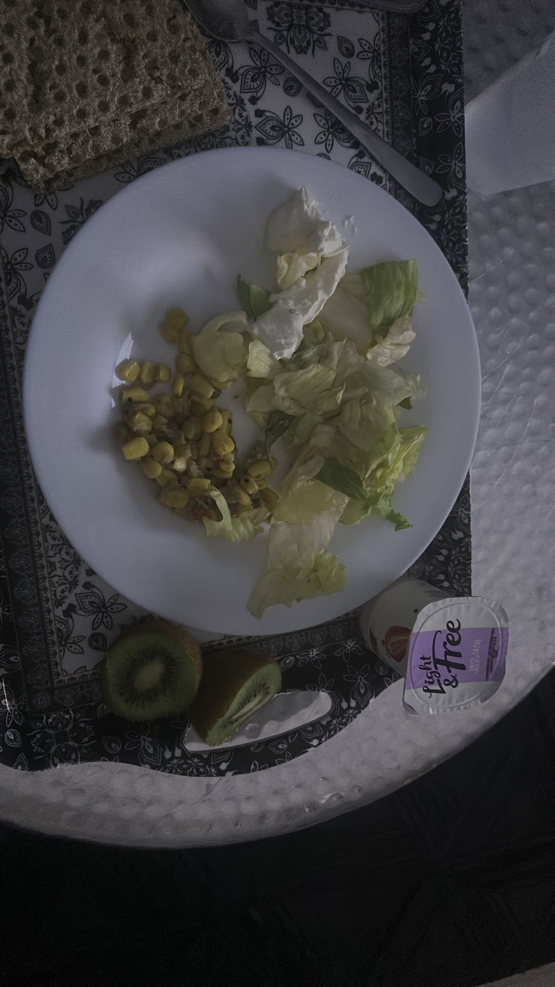 Déjeuner léger salade et kiwi