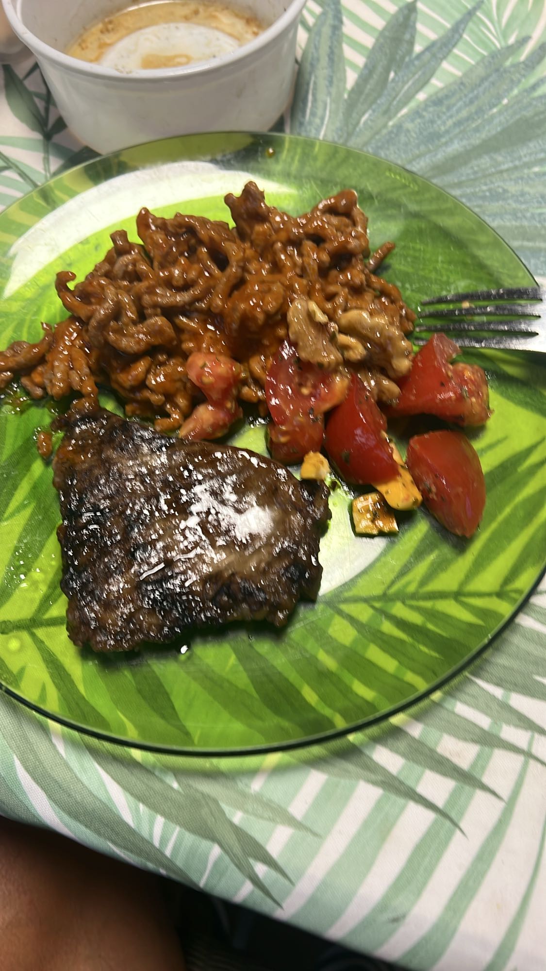 carne con ensalada y pasta