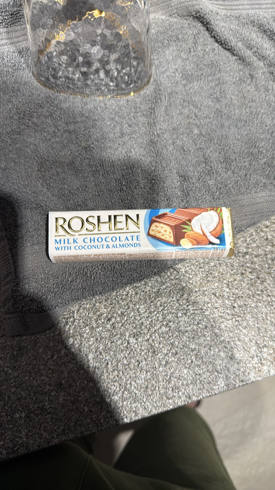 Молочный шоколад с кокосом и миндалем