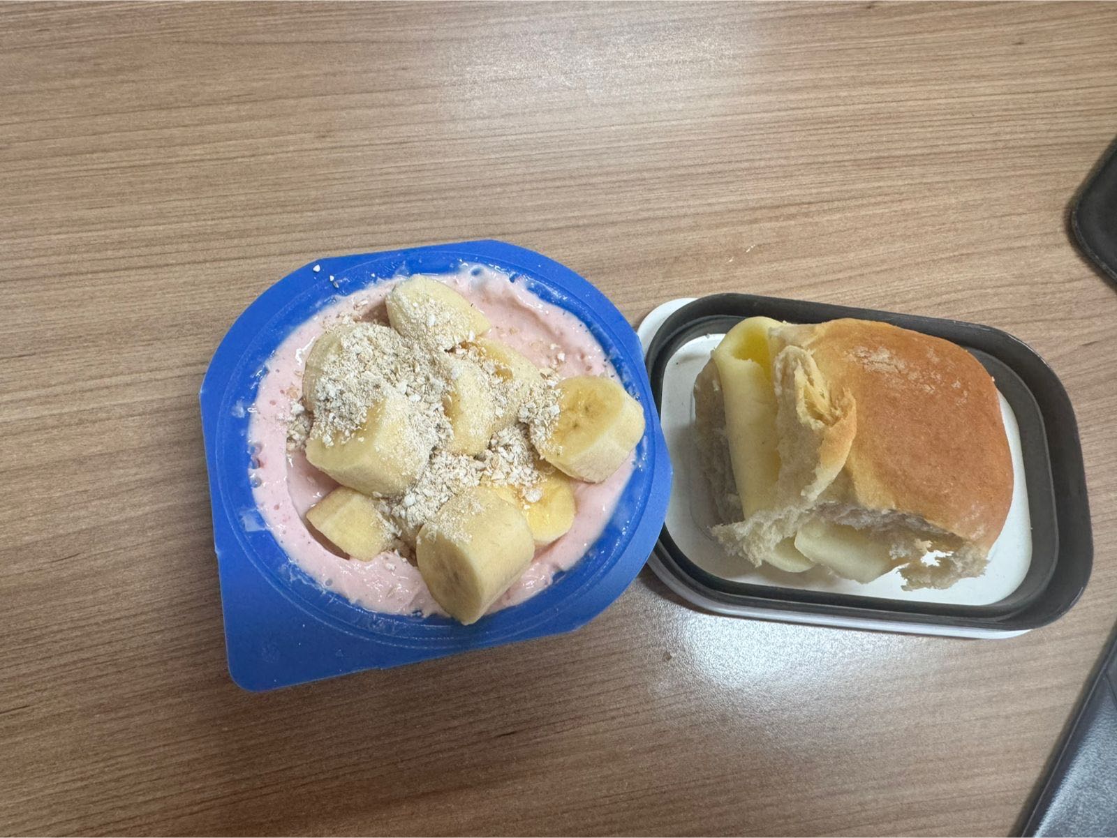 Iogurte com banana e pão