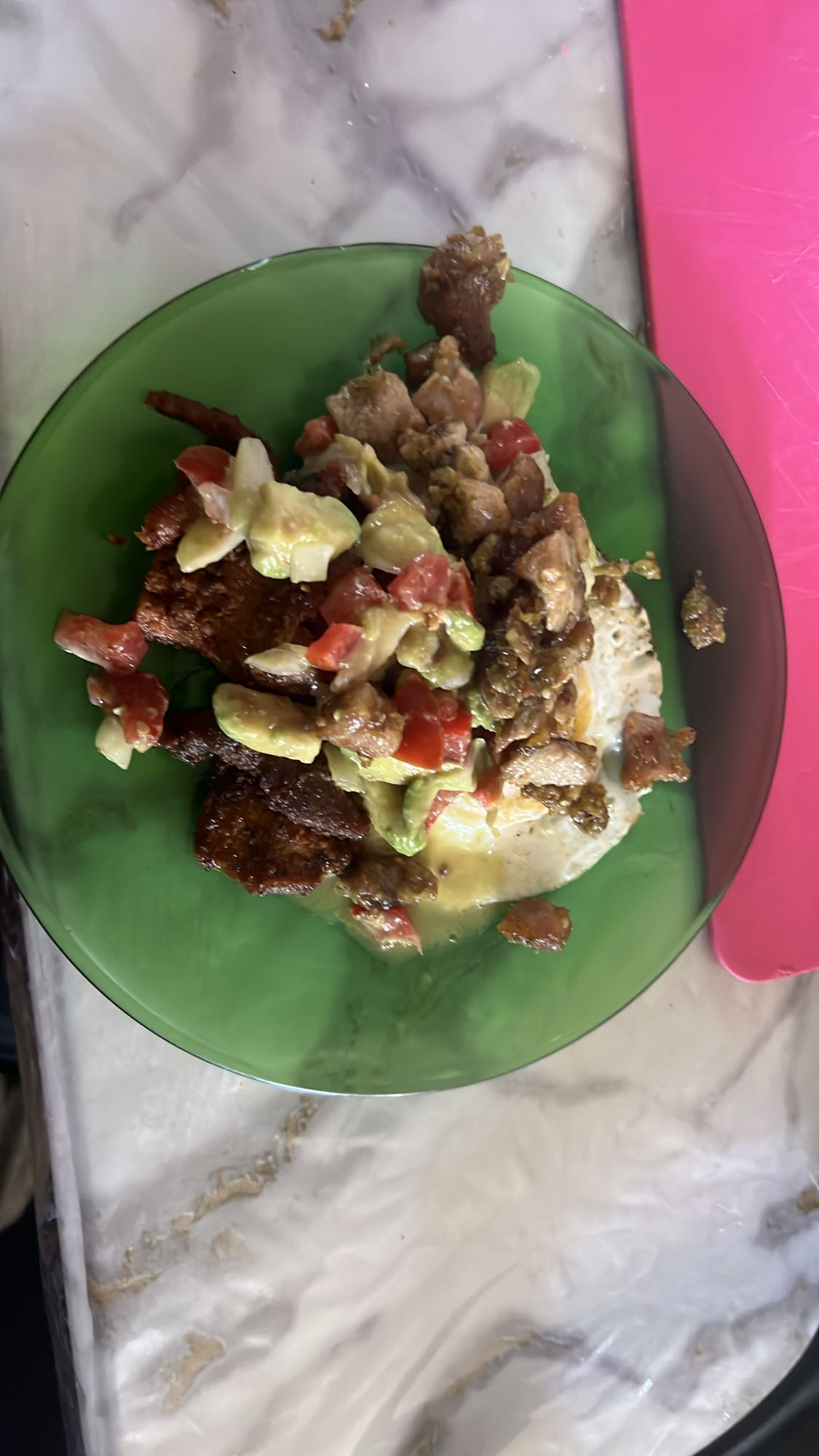 huevo con carne y aguacate