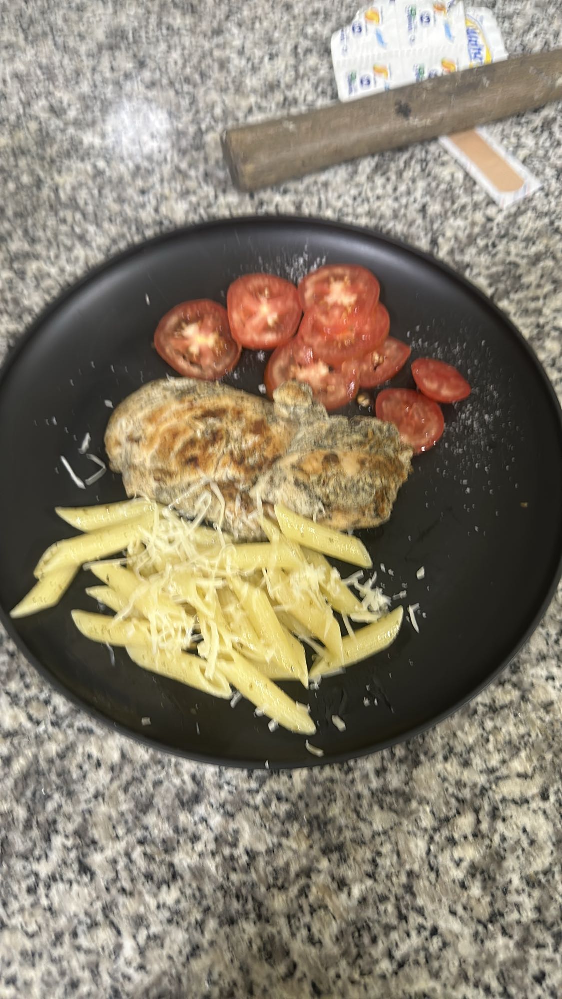 Pollo con pasta y tomate