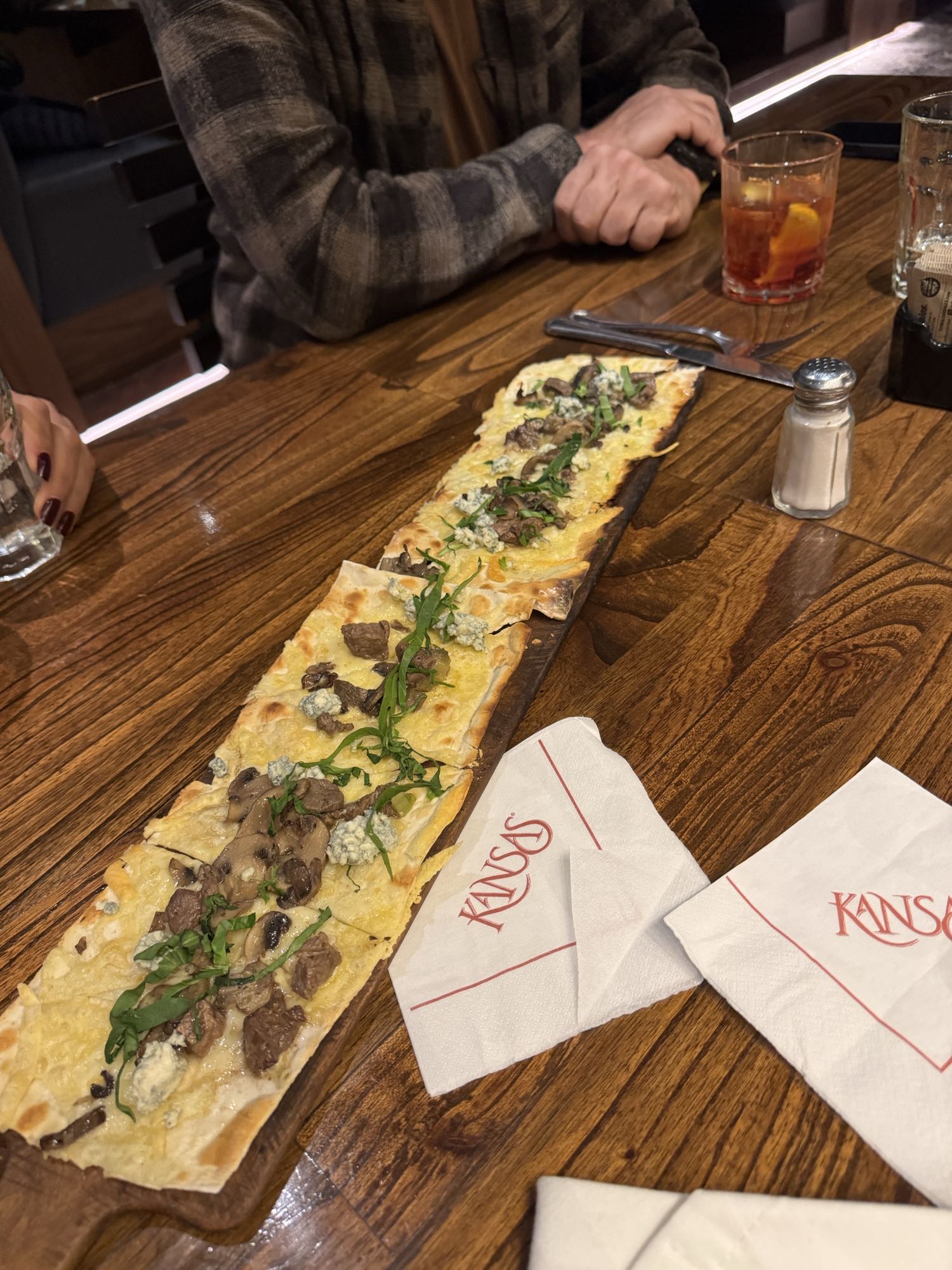 pizza de carne y rúcula