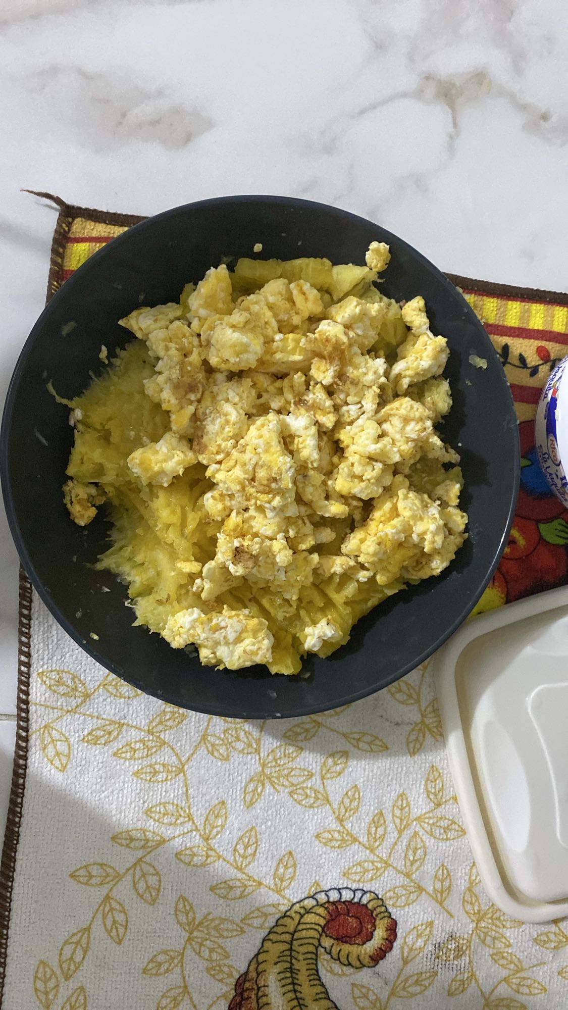 huevo revuelto con yuca