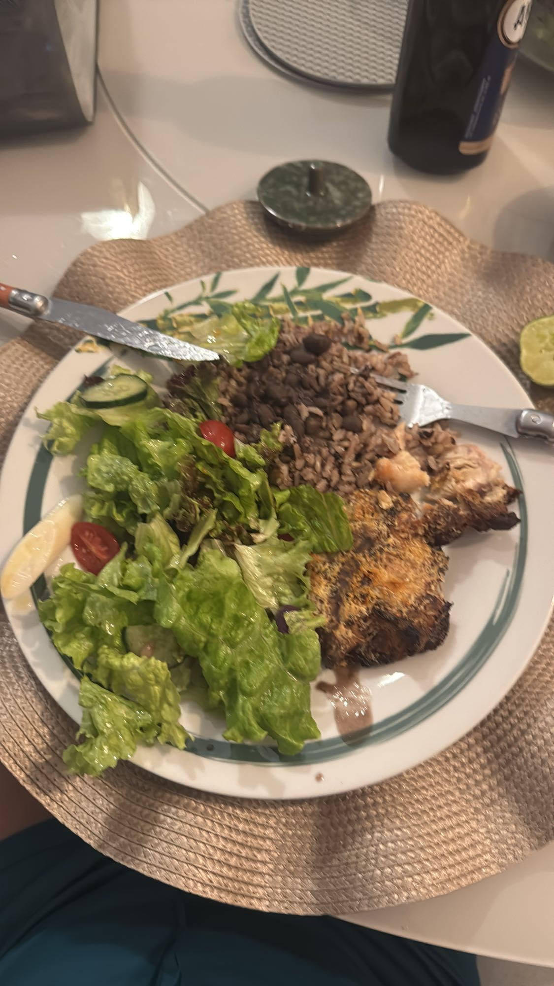 Frango grelhado com arroz, feijão e salada