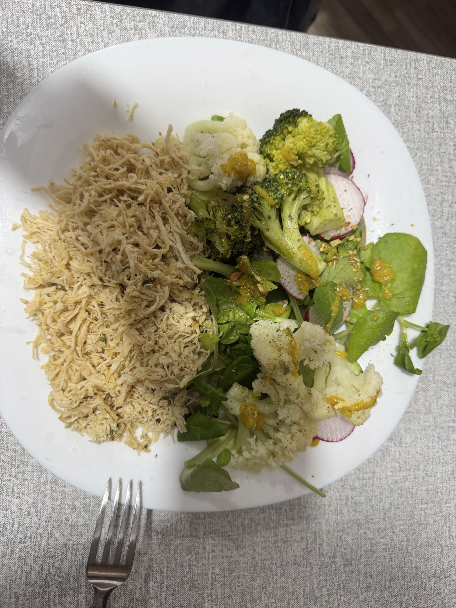 Frango desfiado com salada