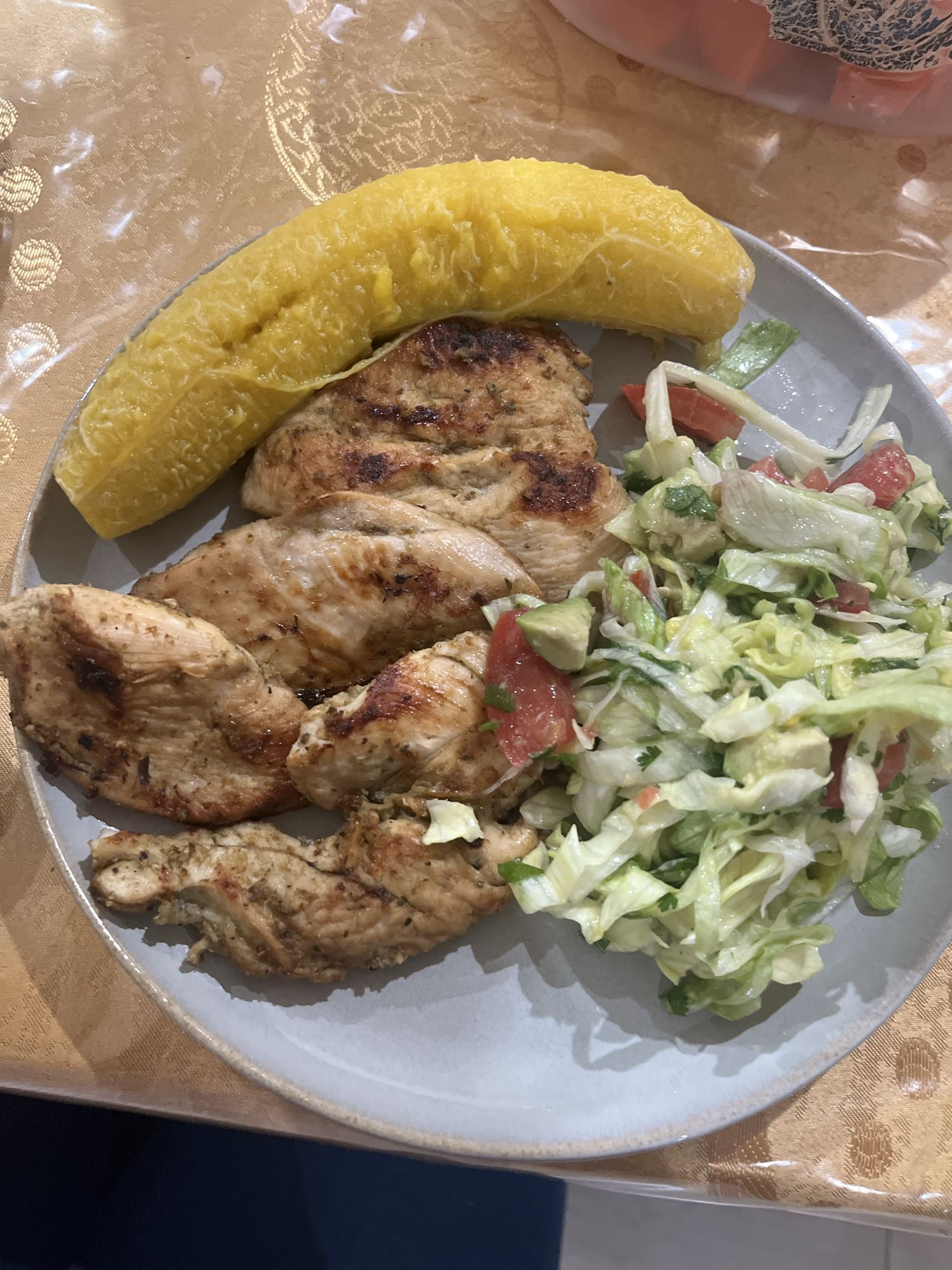 Pollo, plátano y ensalada