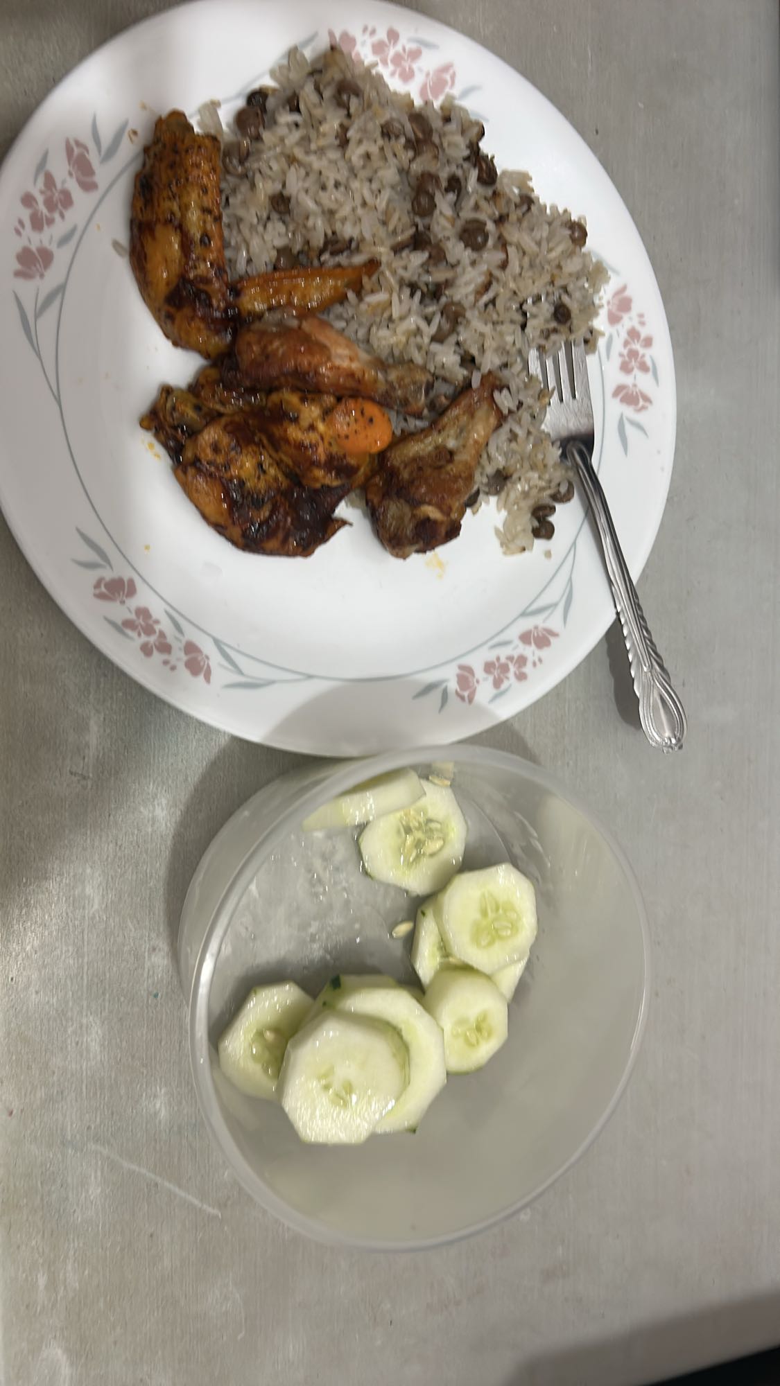 Pollo con arroz y pepino