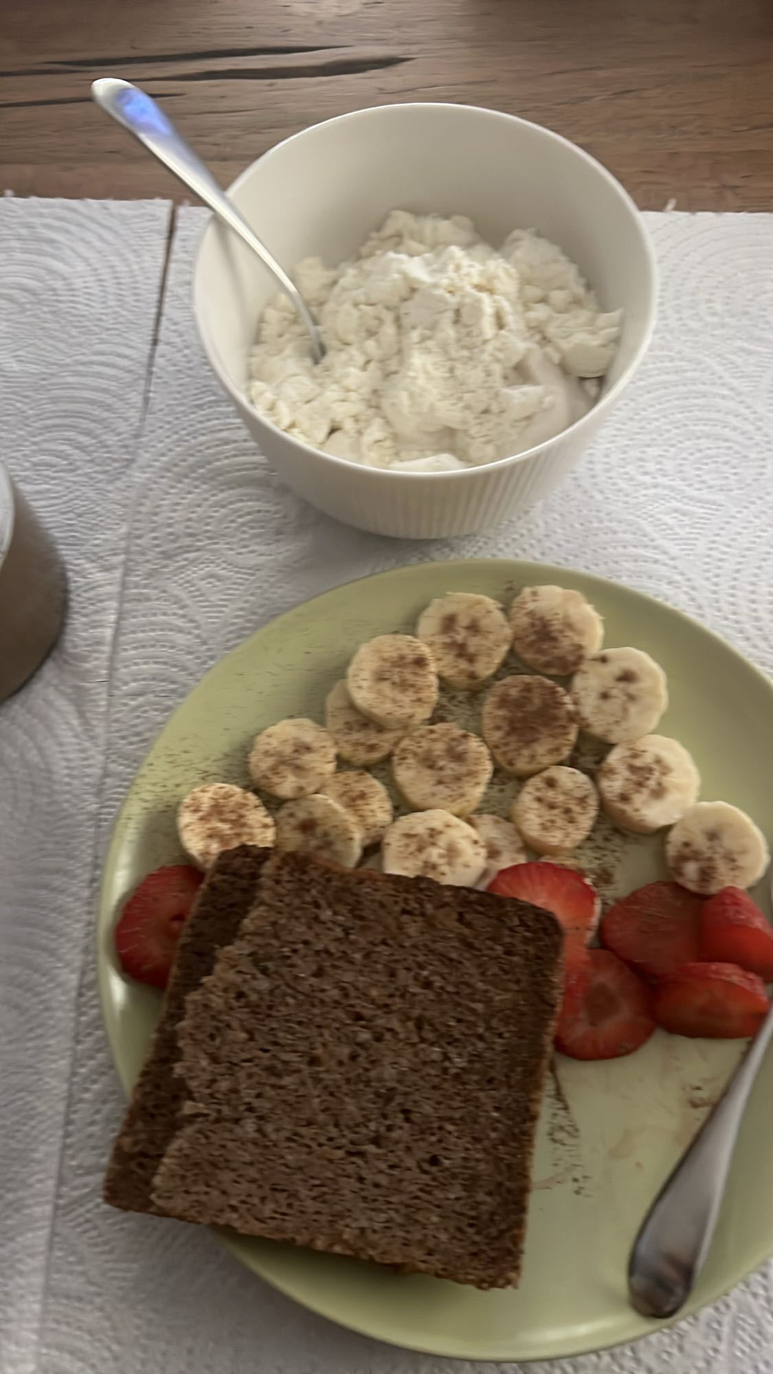 Πρωινό με φρούτα και ψωμί