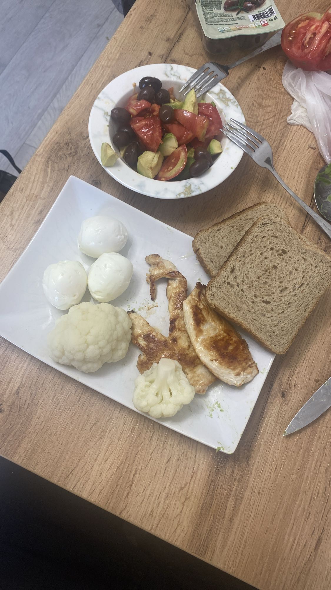 Pui, ouă, salată și pâine