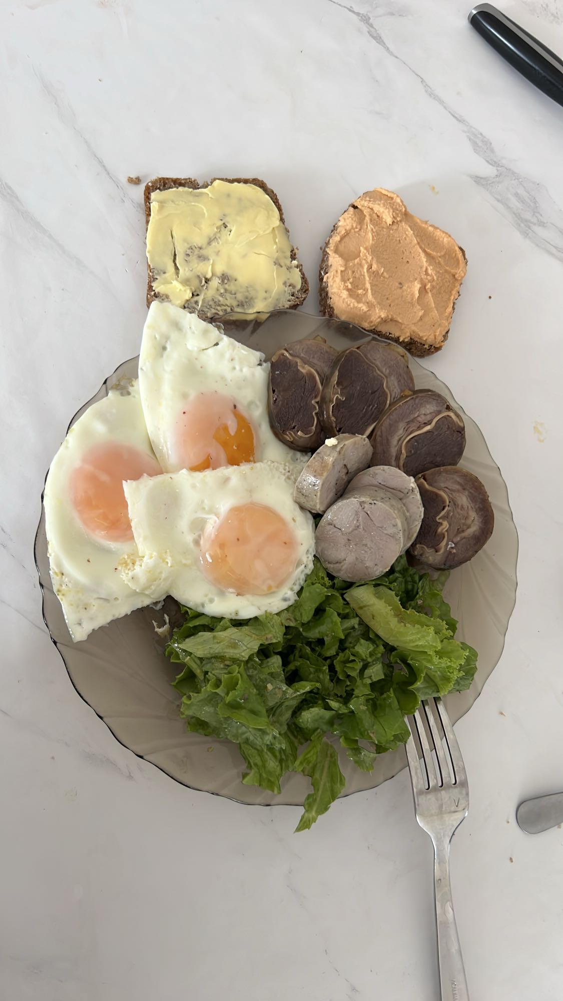 Завтрак с яйцами и тостами