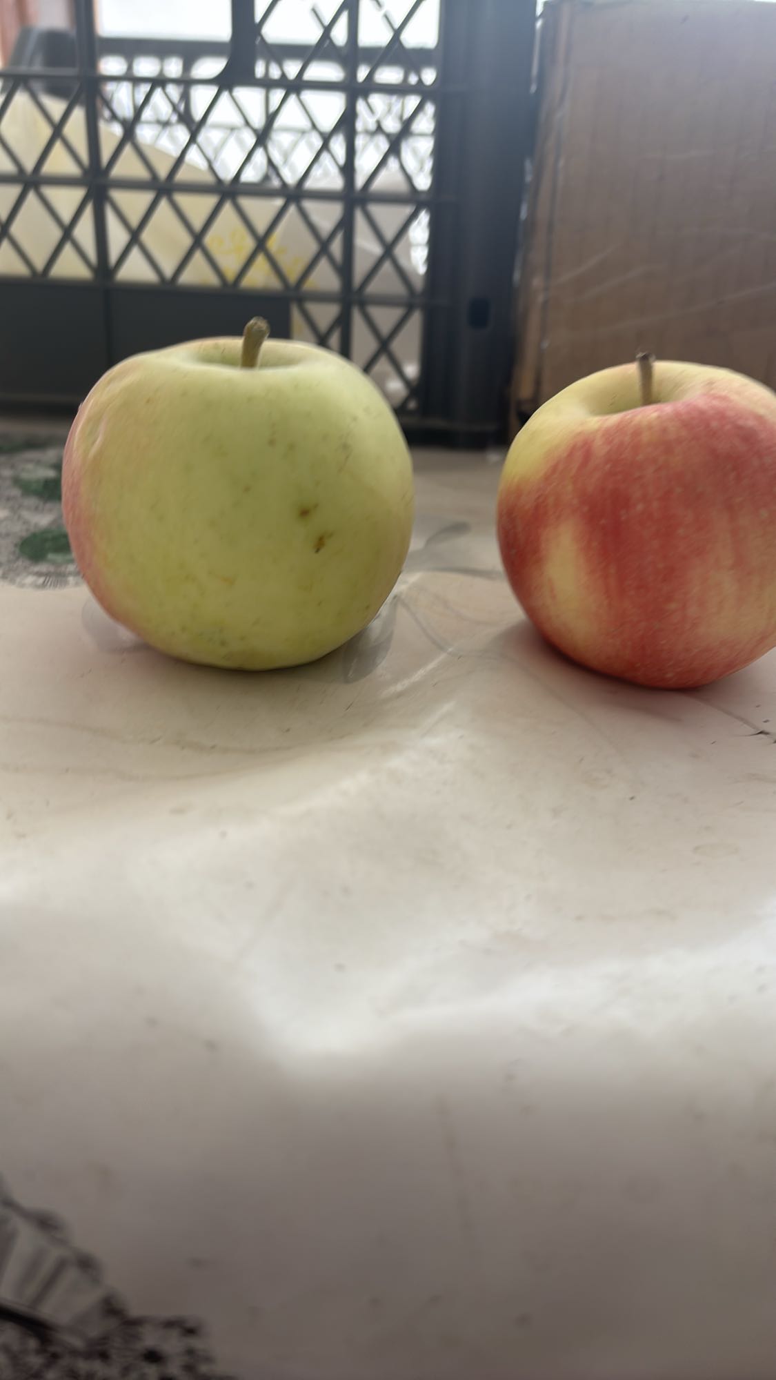 Два яблока