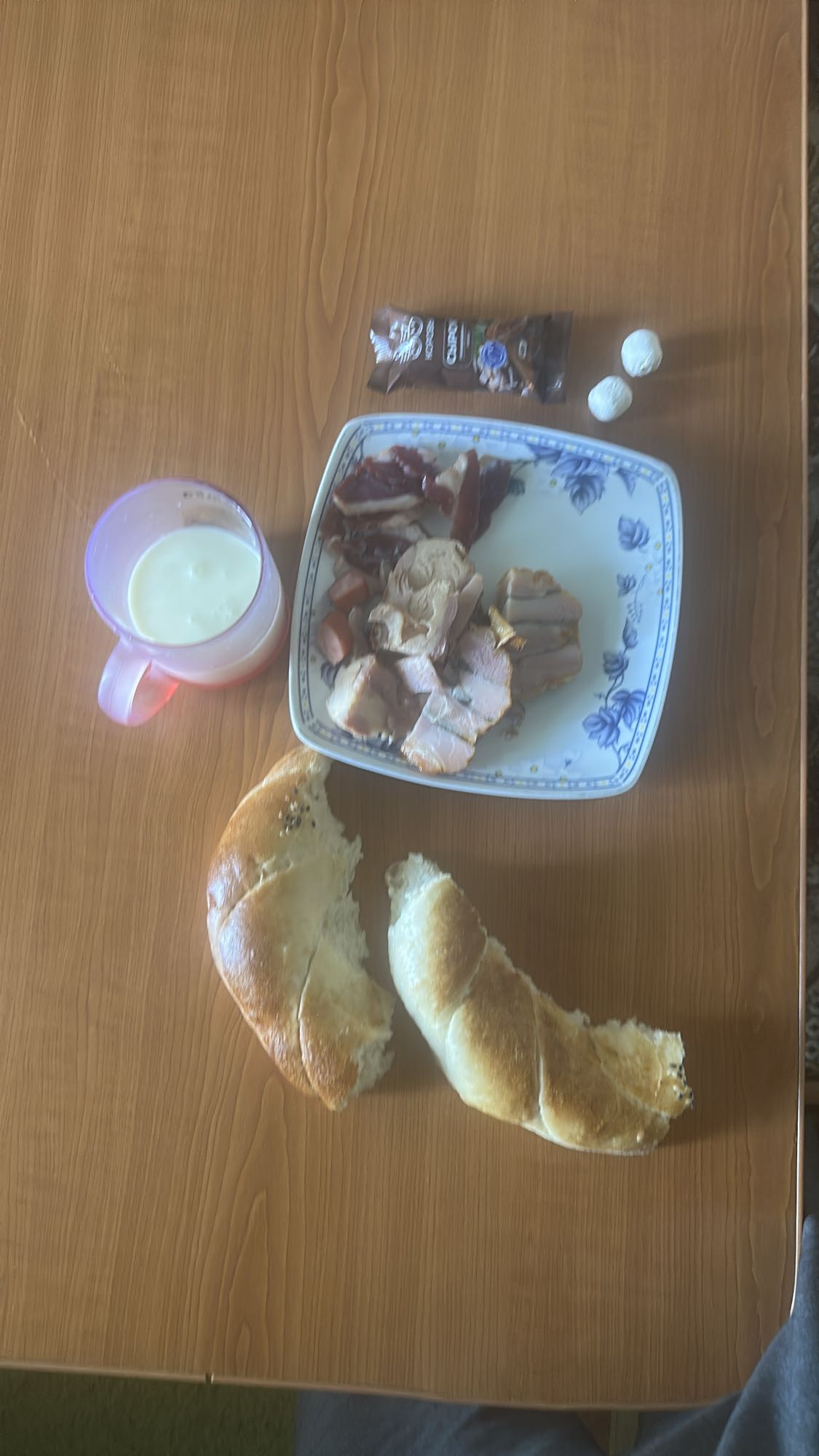 Завтрак с мясом и хлебом