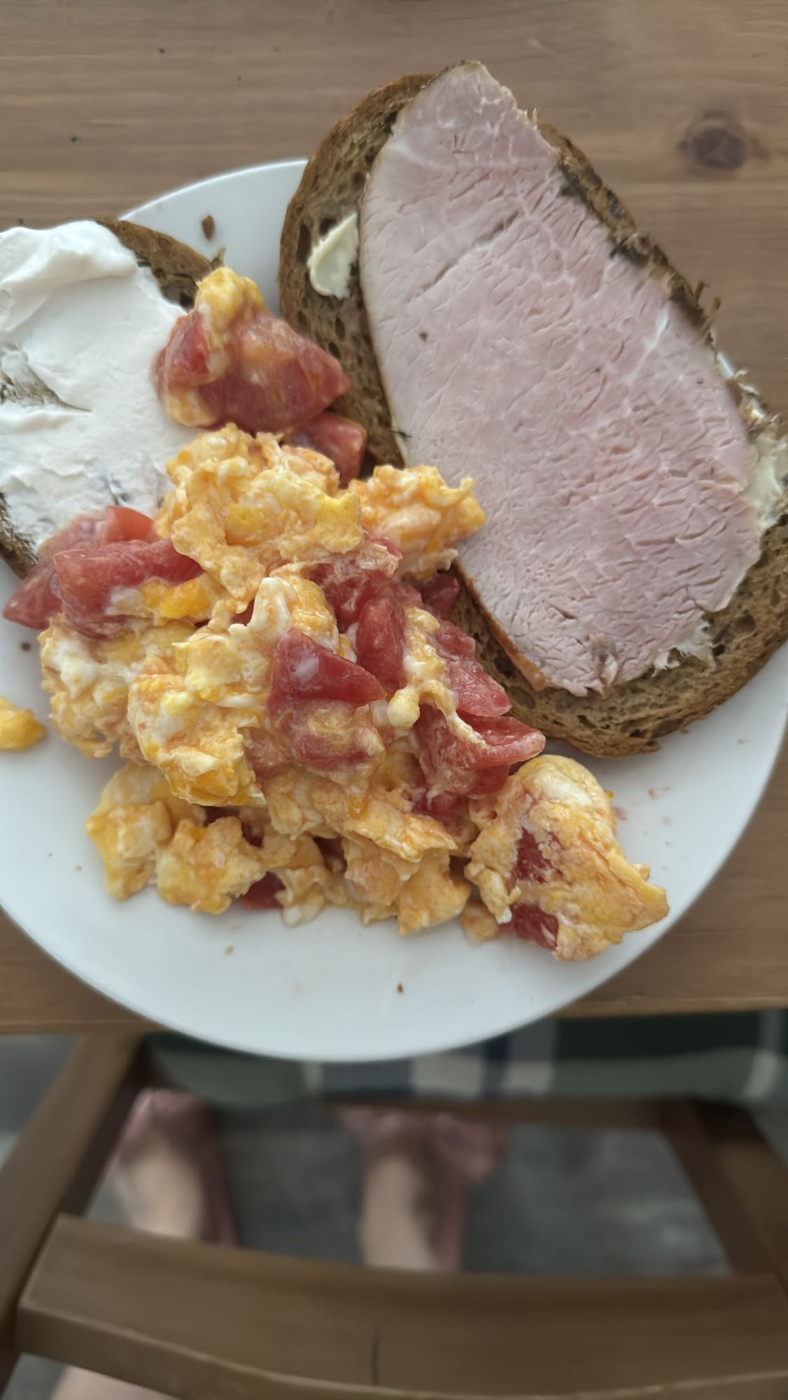 Jajecznica z pomidorami i kanapka