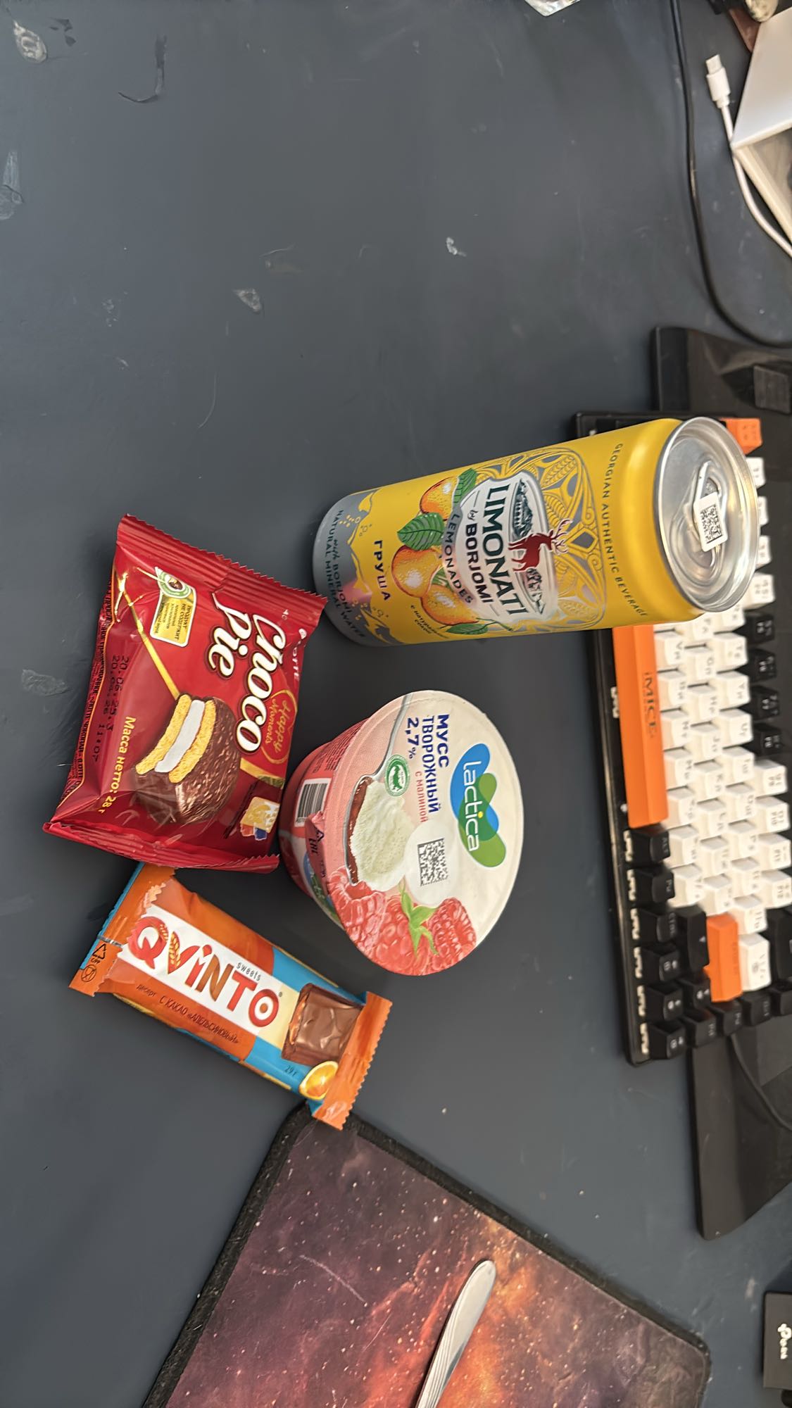 Сладкий перекус с лимонадом