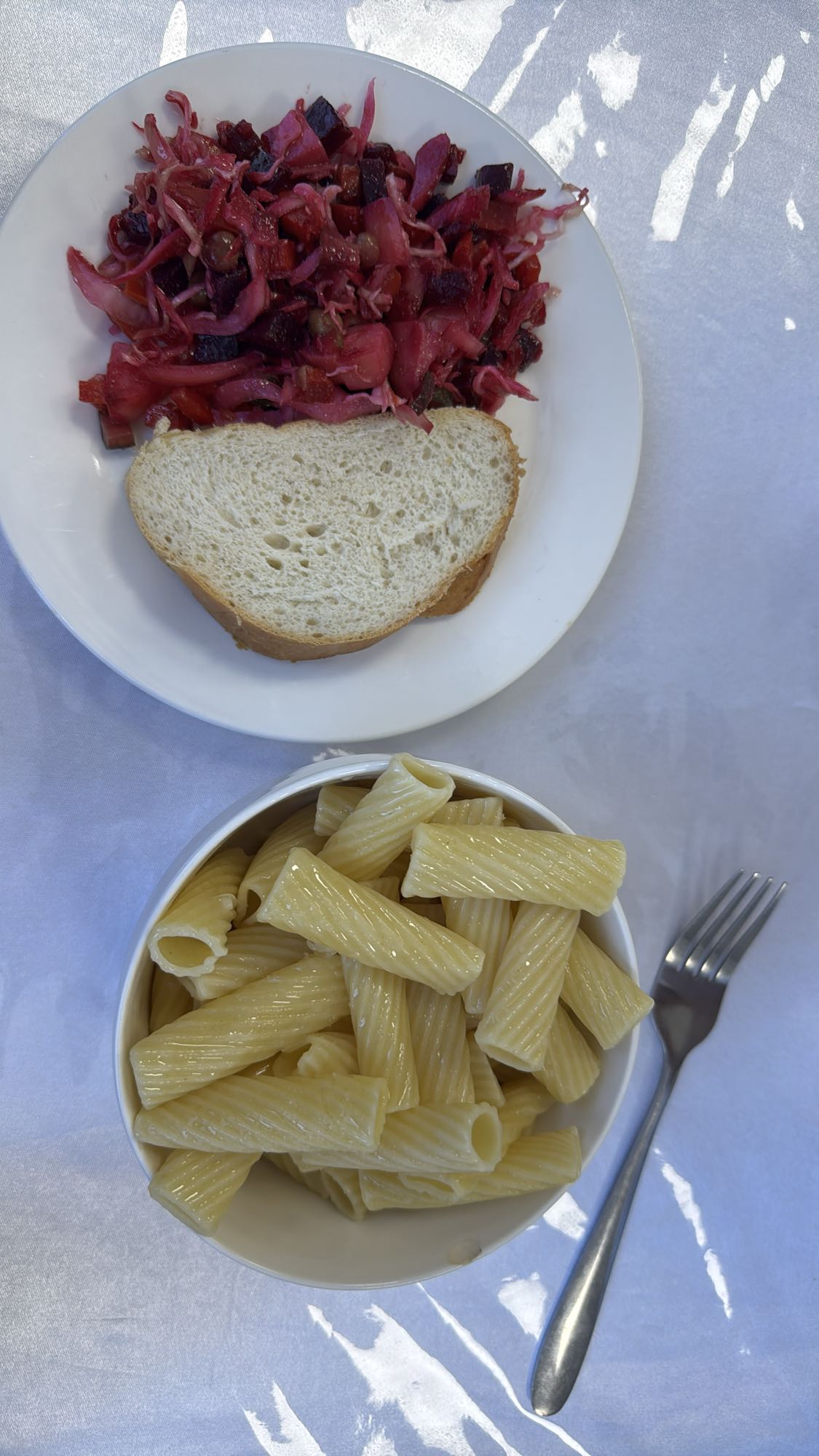 макароны с винегретом и хлебом