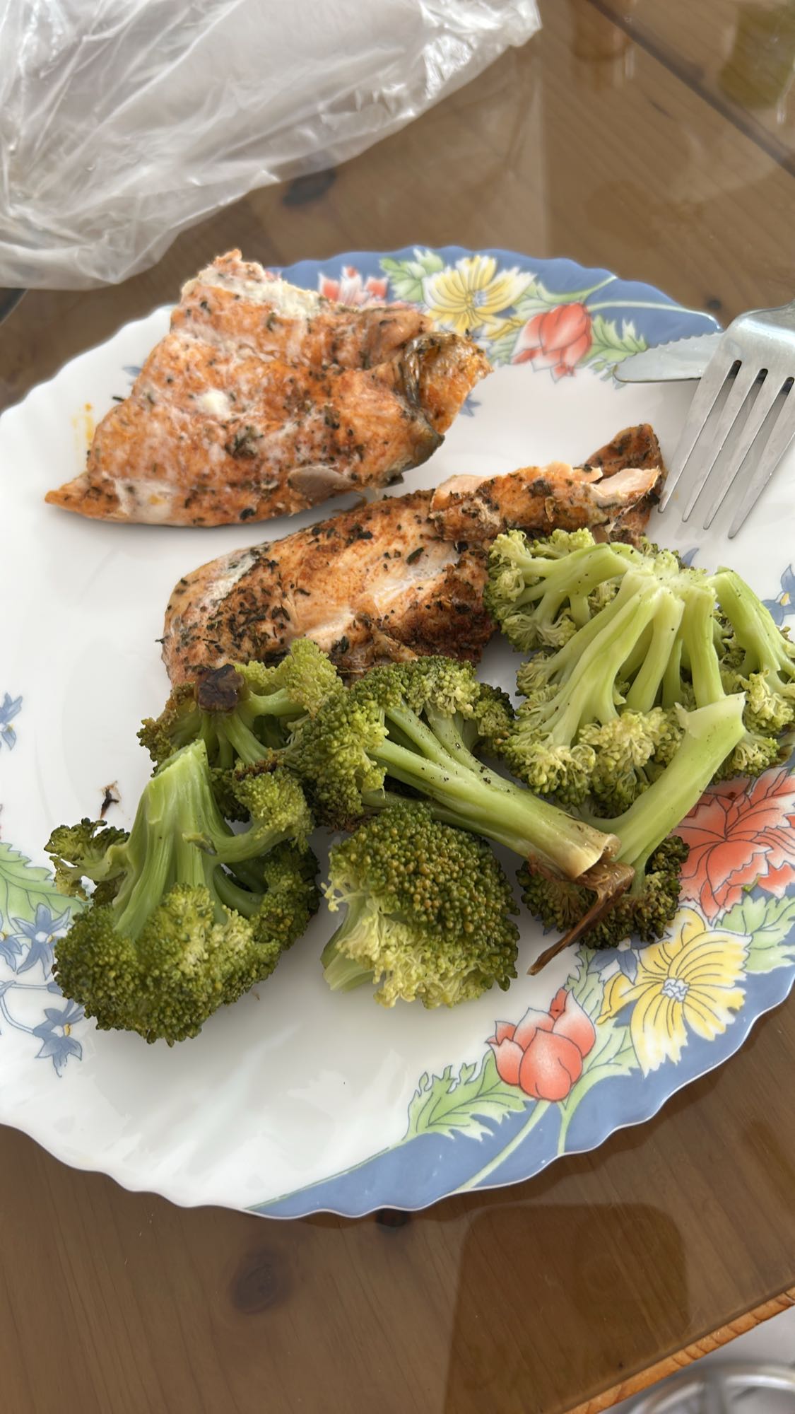 Somon și piept de pui la cuptor cu brocoli la abur