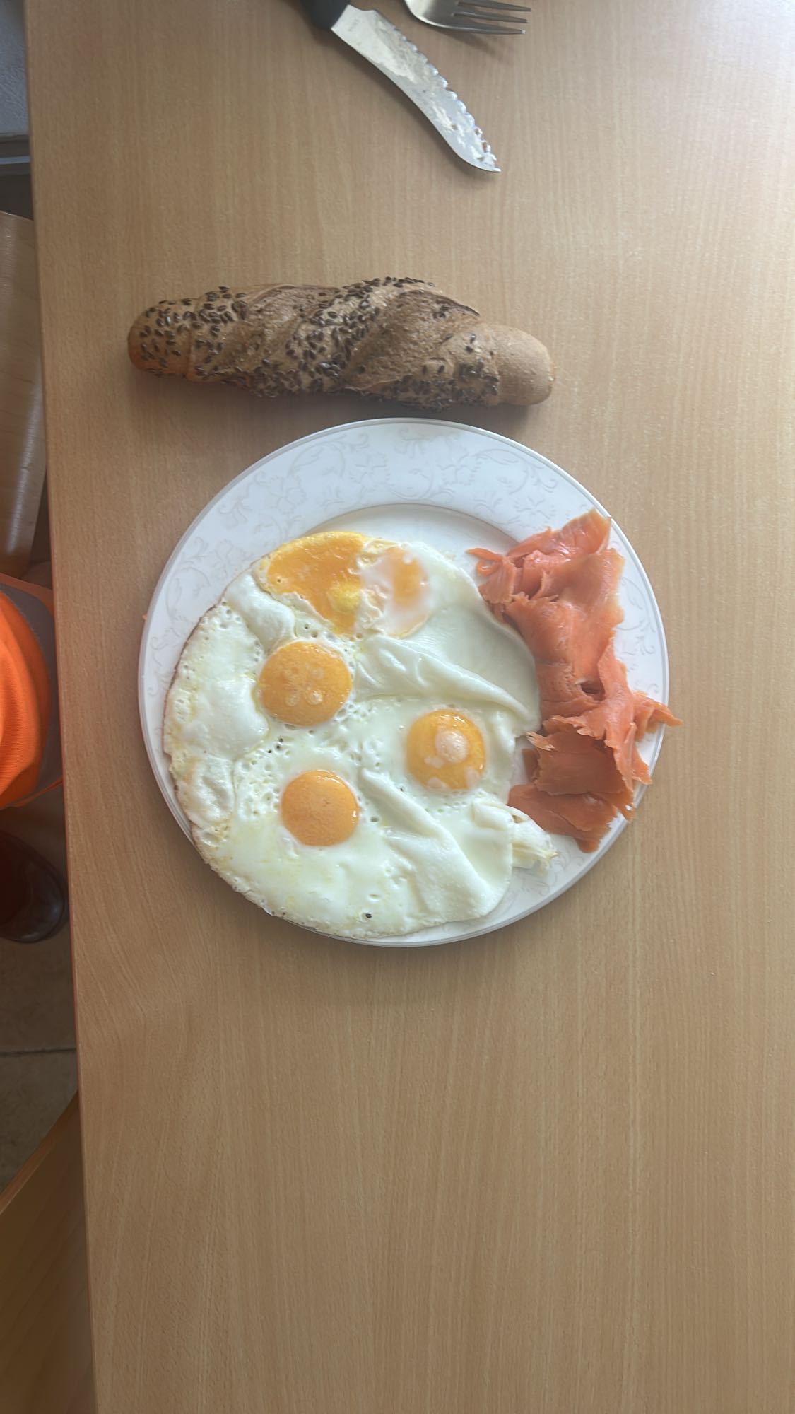 Gebakken eieren met zalm
