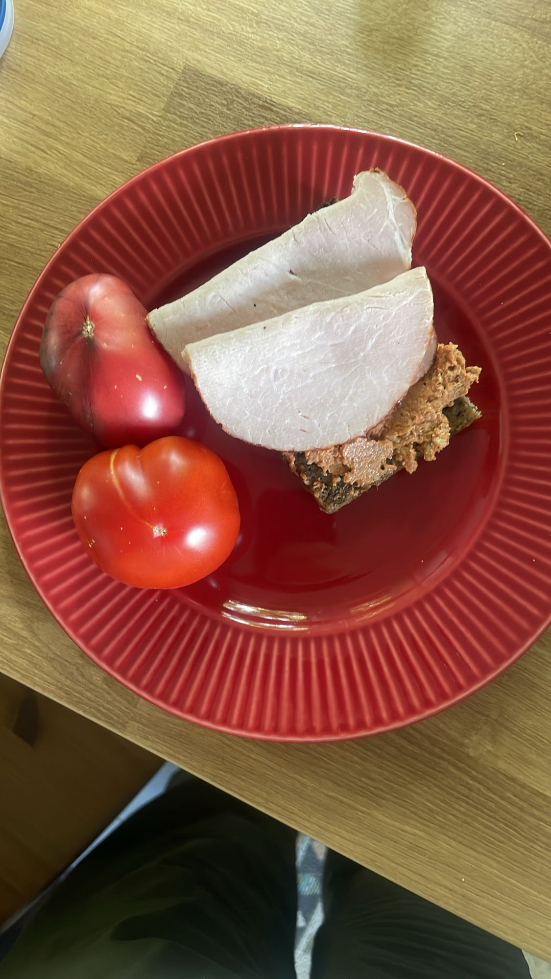 Kanapka z szynką i pomidorami