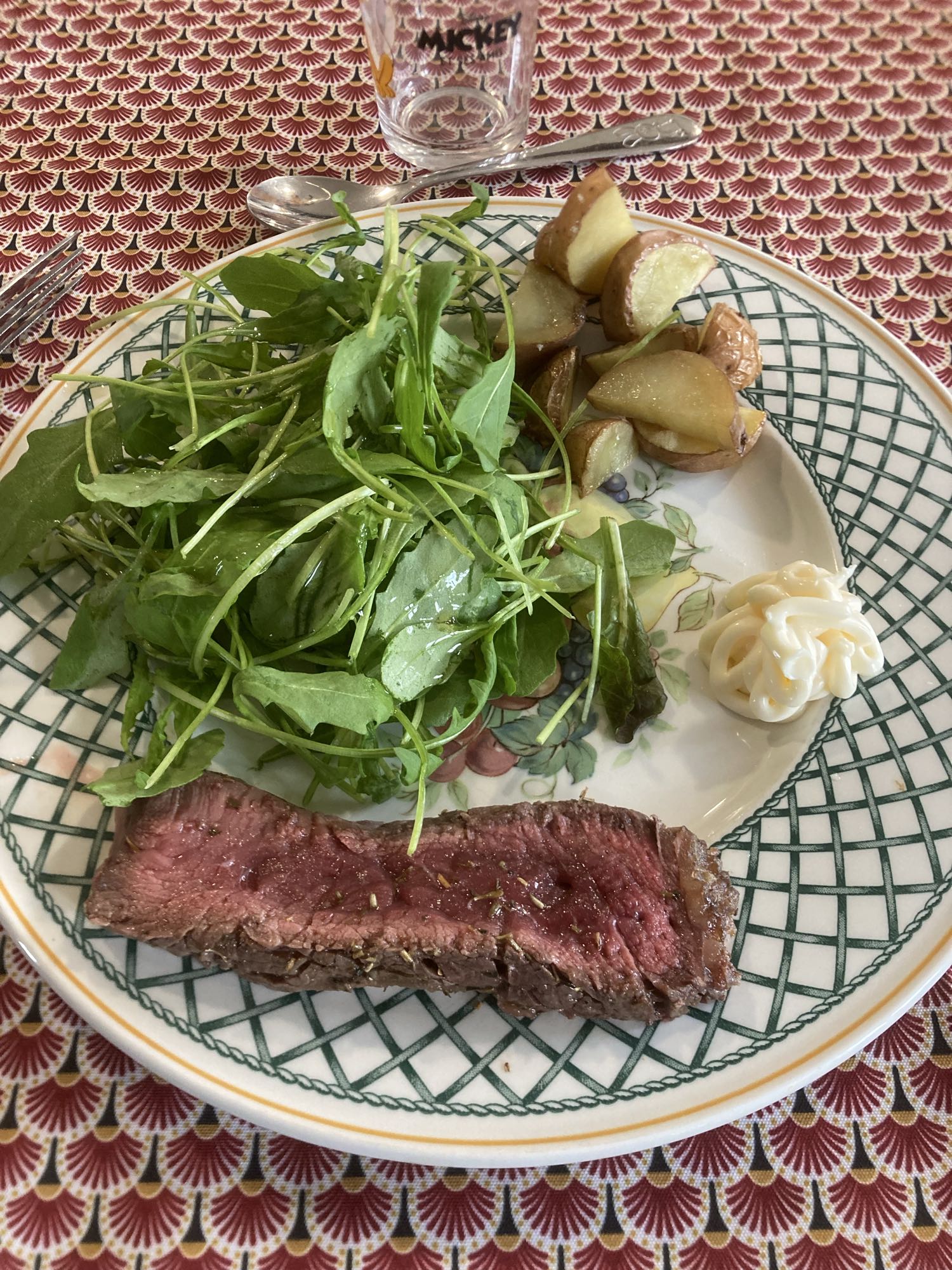 Steak avec pommes et salade