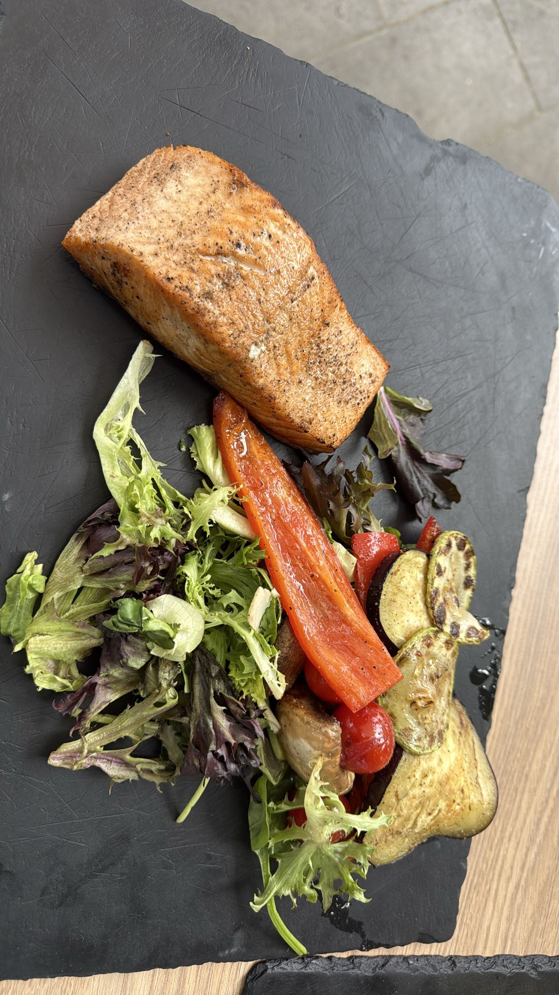 Somon cu legume la grătar