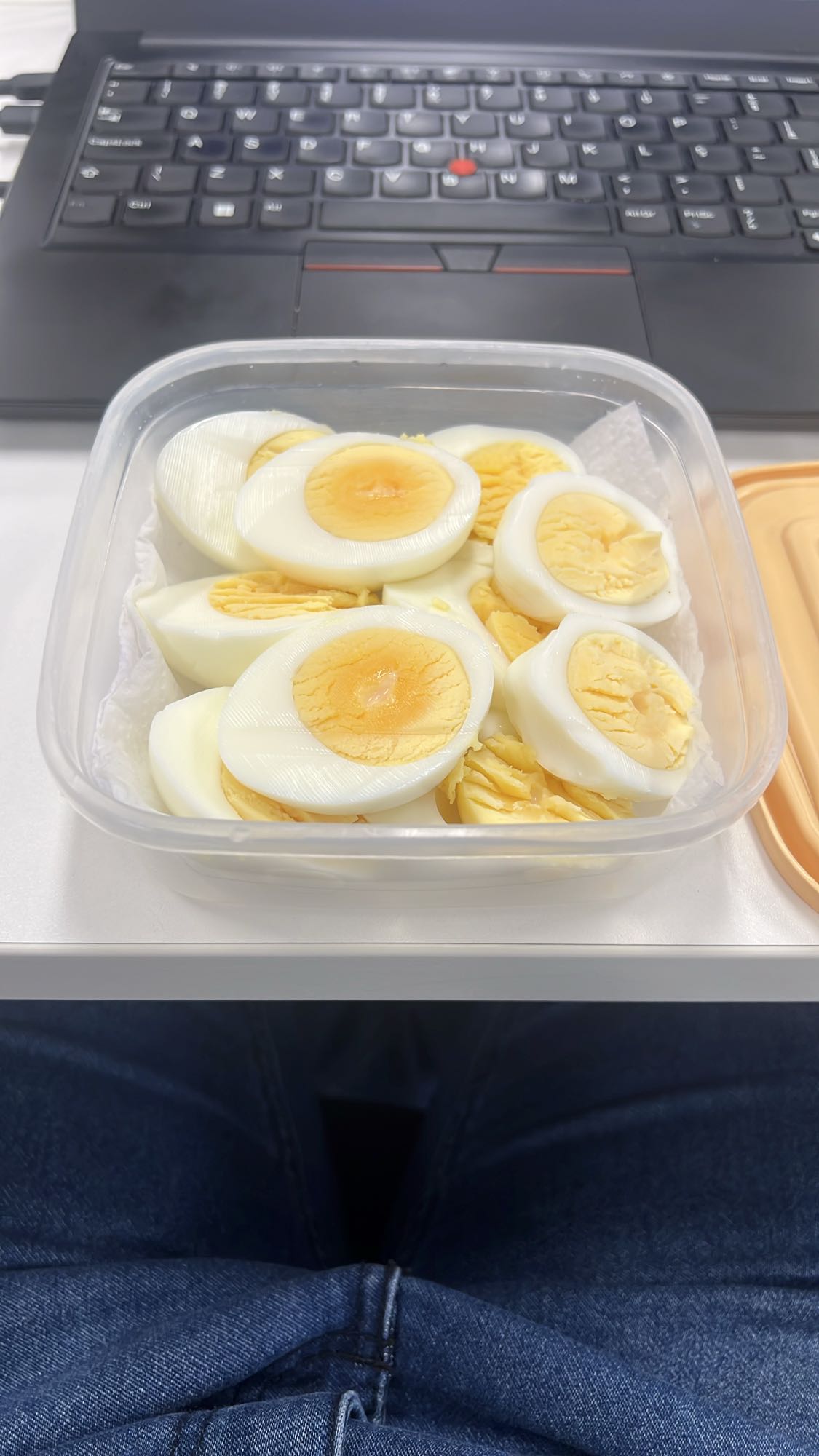 Ovos cozidos fatiados